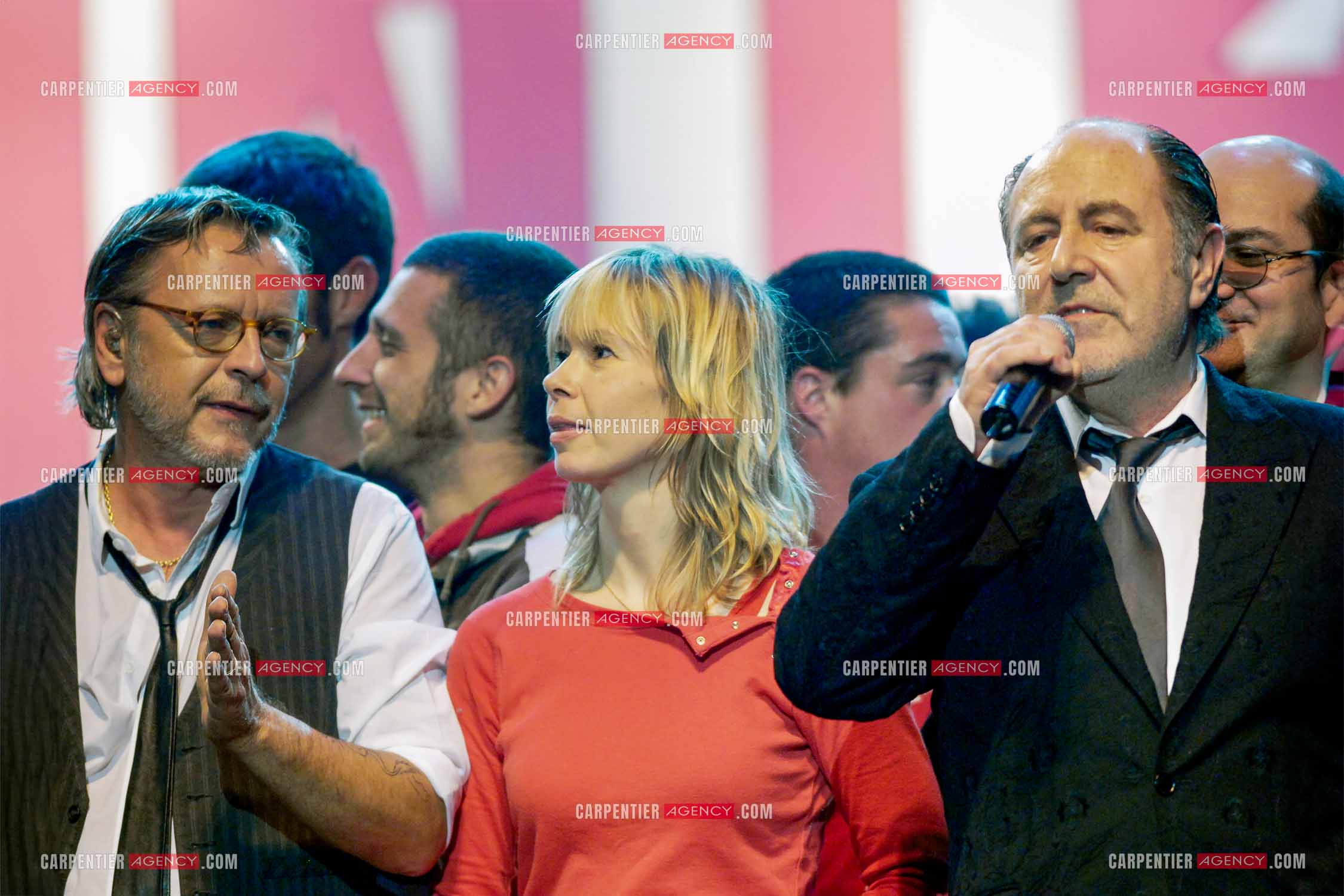 Le chanteur Renaud et sa femme Romane Serda lors d'un concert de soutien au Zénith de Paris au profit de la libération d'Ingrid Betancourt. Ici, accompagné du chanteur Michel Delpech.