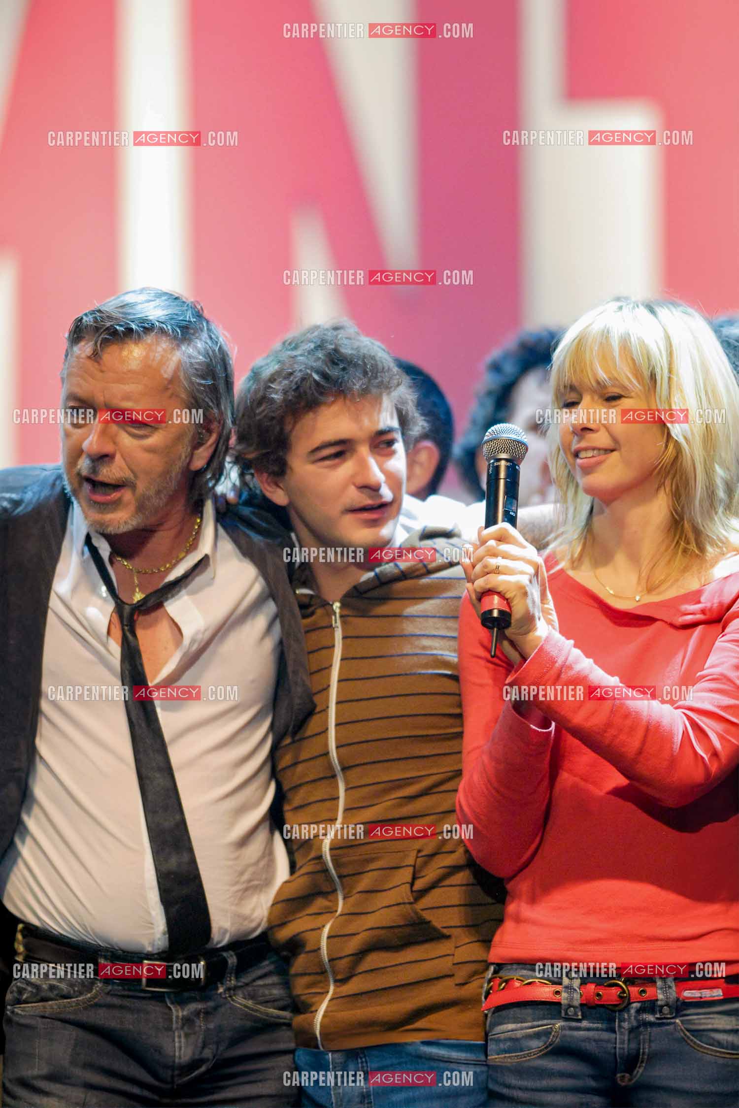 Le chanteur Renaud et sa femme Romane Serda autour de leur gendre Renan Luce lors d'un concert de soutien au Zénith de Paris au profit de la libération d'Ingrid Betancourt.