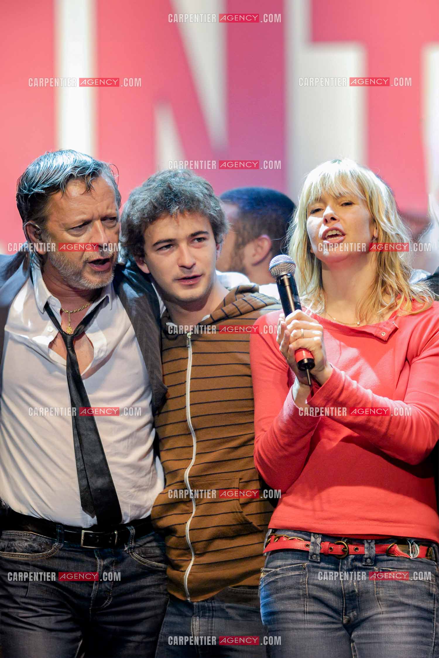 Le chanteur Renaud et sa femme Romane Serda autour de leur gendre Renan Luce lors d'un concert de soutien au Zénith de Paris au profit de la libération d'Ingrid Betancourt.