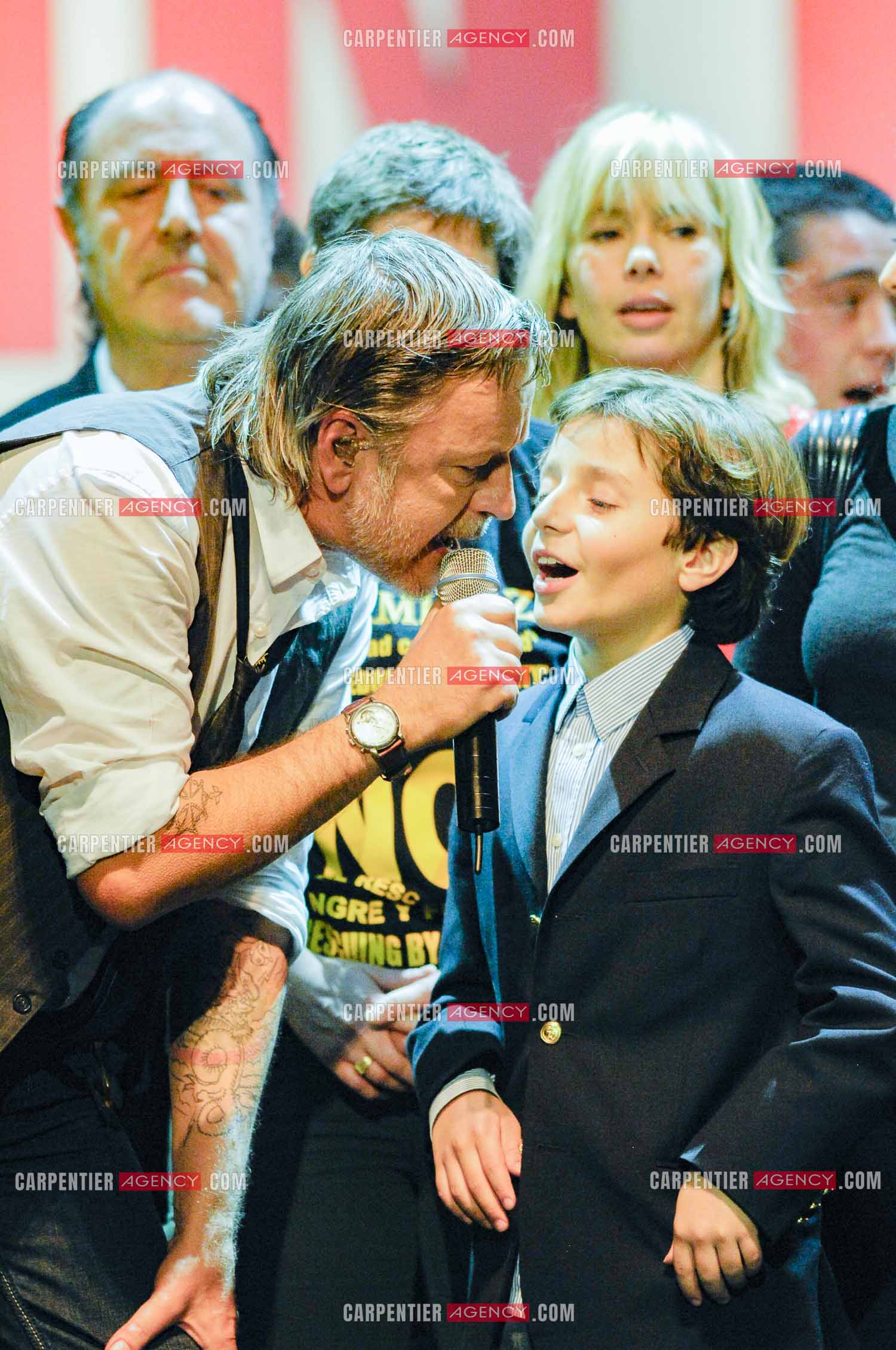 Le chanteur Renaud lors d un concert de soutien au Zenith de Paris au profis de la liberation d'Ingrid Betancourt. Renaud entouré de la famille de Ingrid Betancourt.