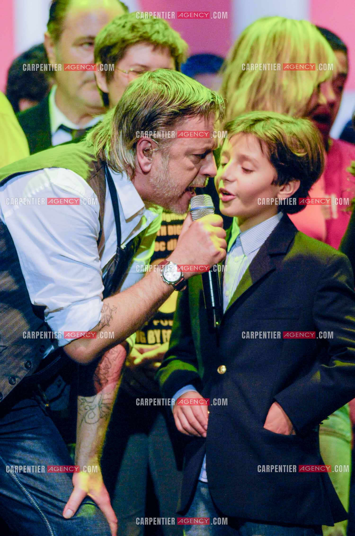 Le chanteur Renaud lors d un concert de soutien au Zenith de Paris au profis de la liberation d'Ingrid Betancourt. Renaud entouré de la famille de Ingrid Betancourt.