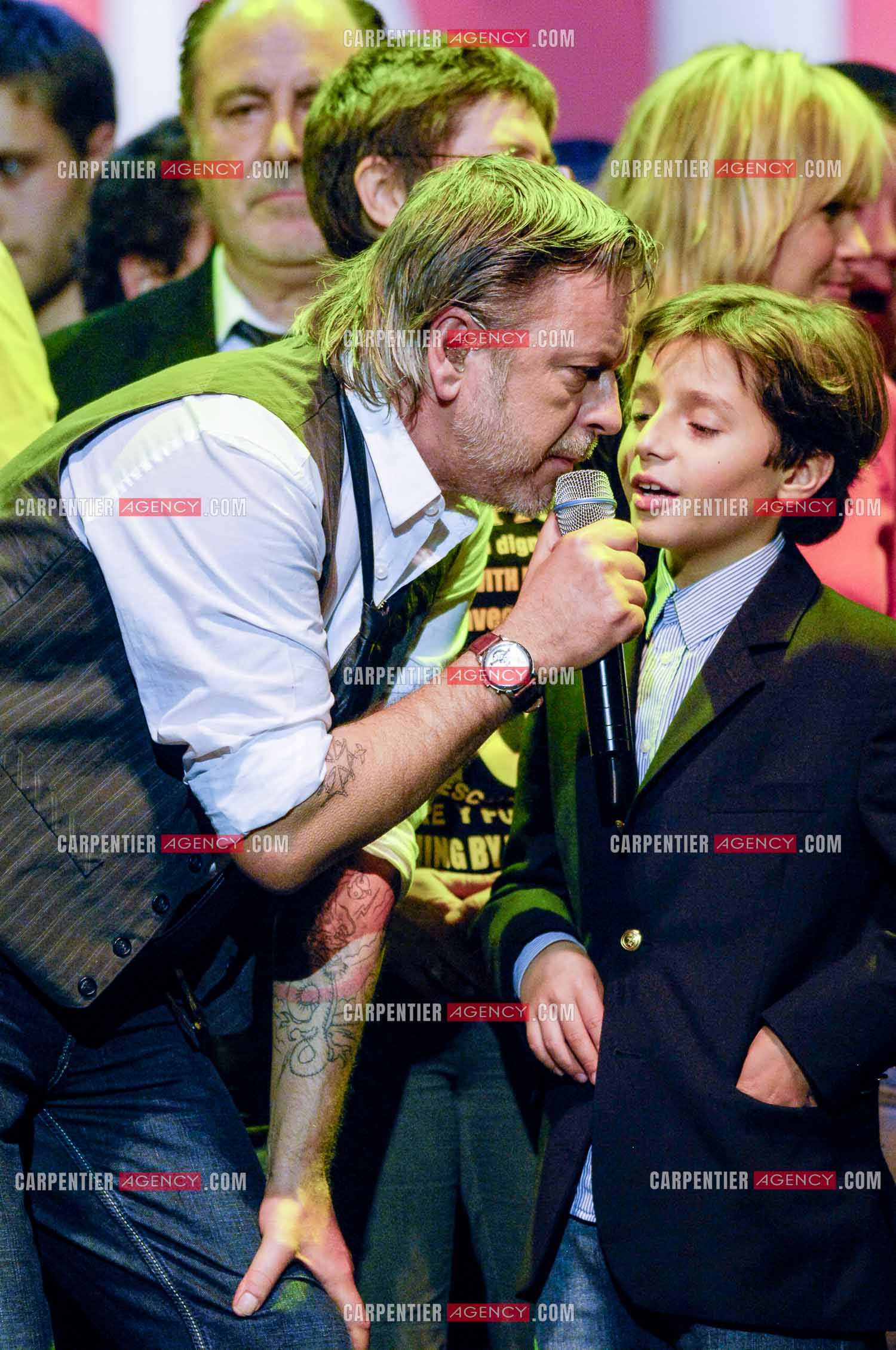 Le chanteur Renaud lors d un concert de soutien au Zenith de Paris au profis de la liberation d'Ingrid Betancourt. Renaud entouré de la famille de Ingrid Betancourt.