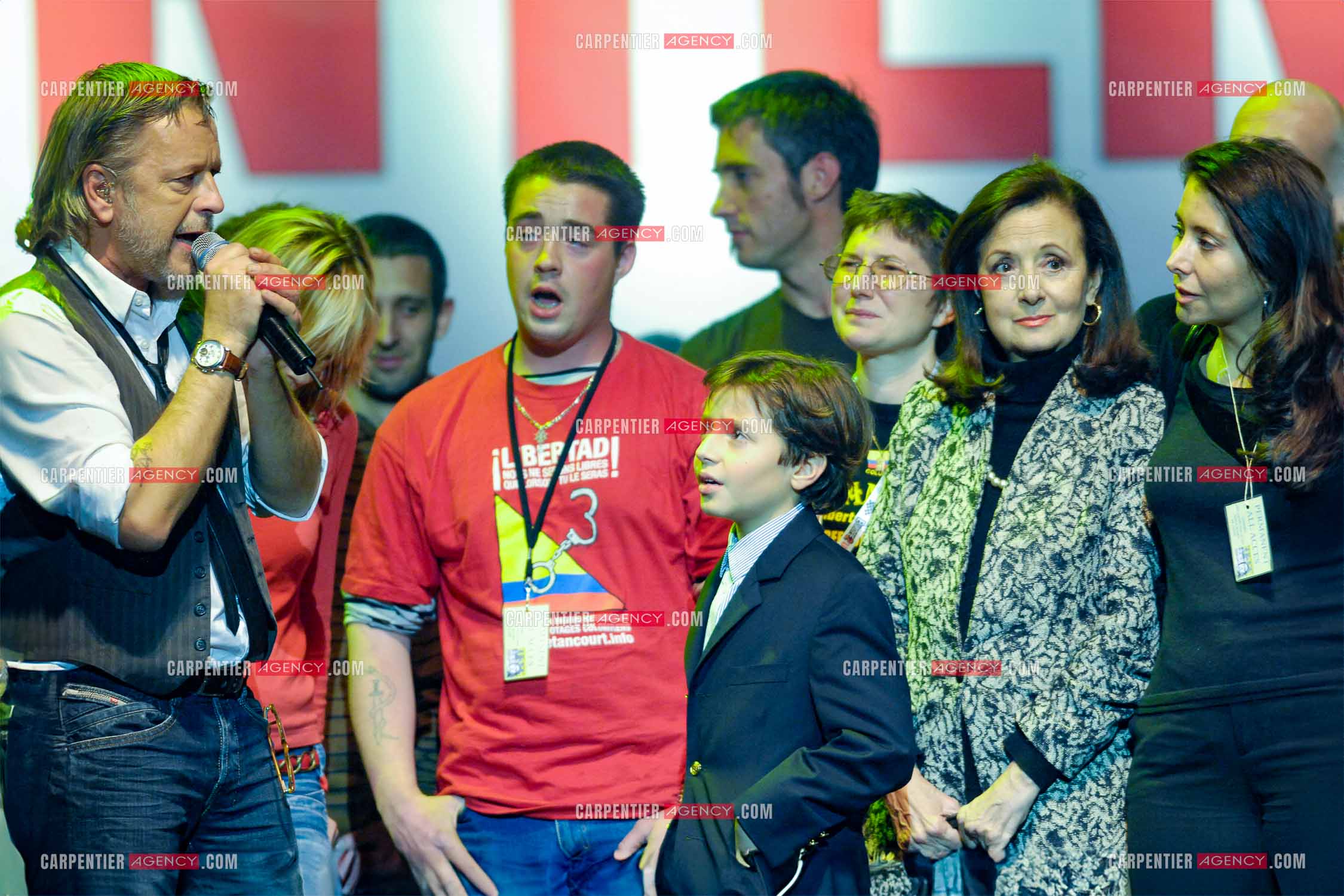 Le chanteur Renaud lors d un concert de soutien au Zenith de Paris au profis de la liberation d'Ingrid Betancourt. Renaud entouré de la famille de Ingrid Betancourt.