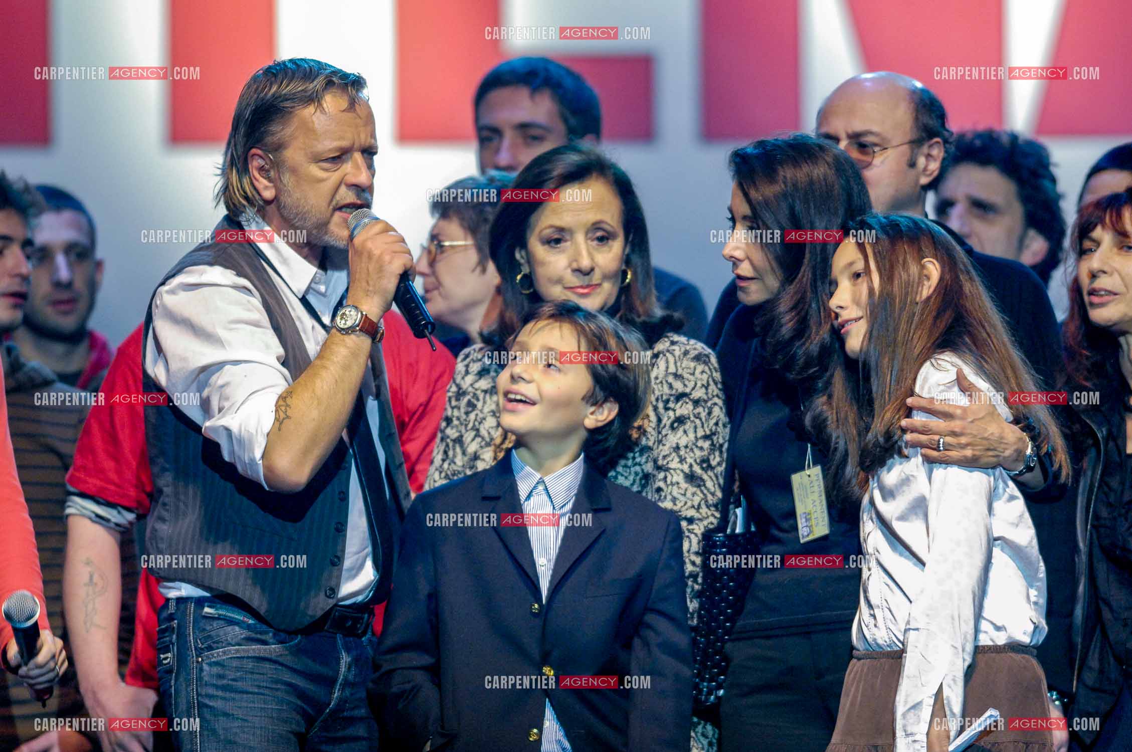 Le chanteur Renaud lors d un concert de soutien au Zenith de Paris au profis de la liberation d'Ingrid Betancourt. Renaud entouré de la famille de Ingrid Betancourt.