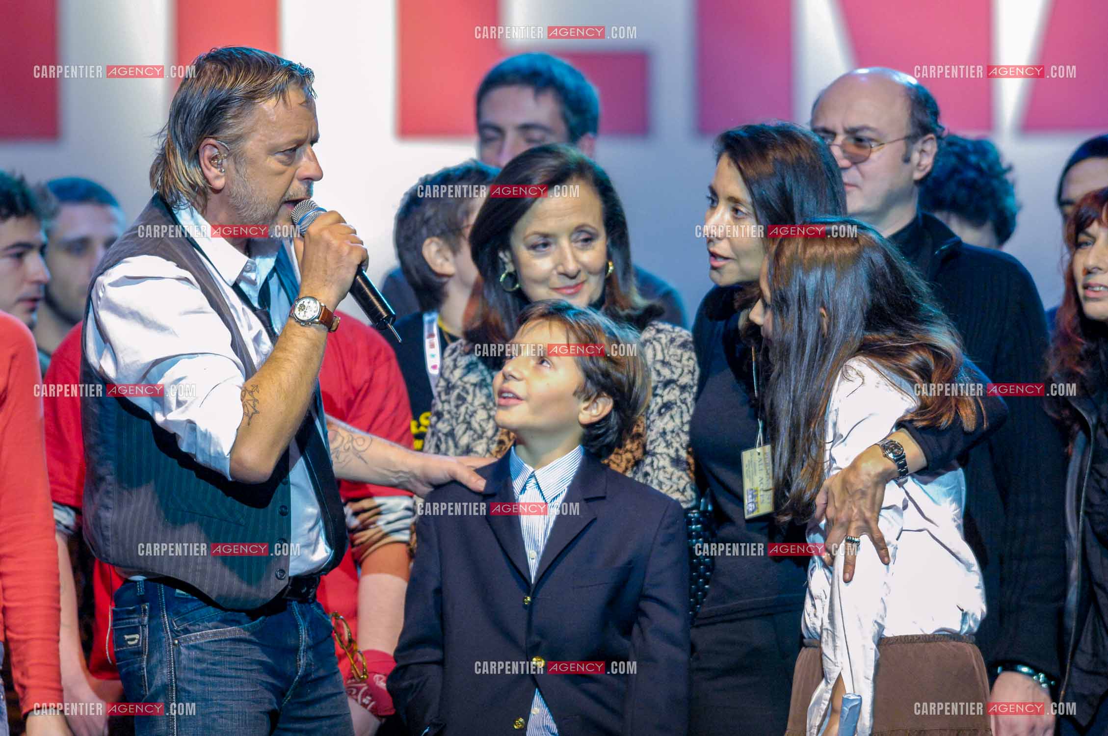 Le chanteur Renaud lors d un concert de soutien au Zenith de Paris au profis de la liberation d'Ingrid Betancourt. Renaud entouré de la famille de Ingrid Betancourt.