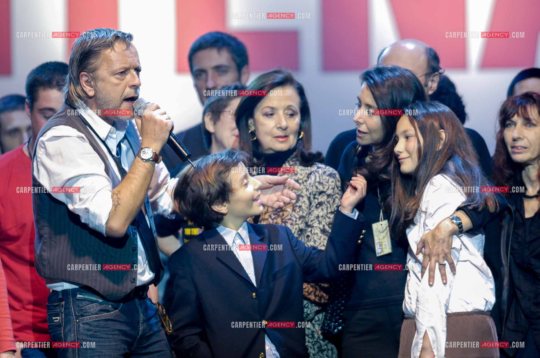 Le chanteur Renaud lors d un concert de soutien au Zenith de Paris au profis de la liberation d'Ingrid Betancourt. Renaud entouré de la famille de Ingrid Betancourt.