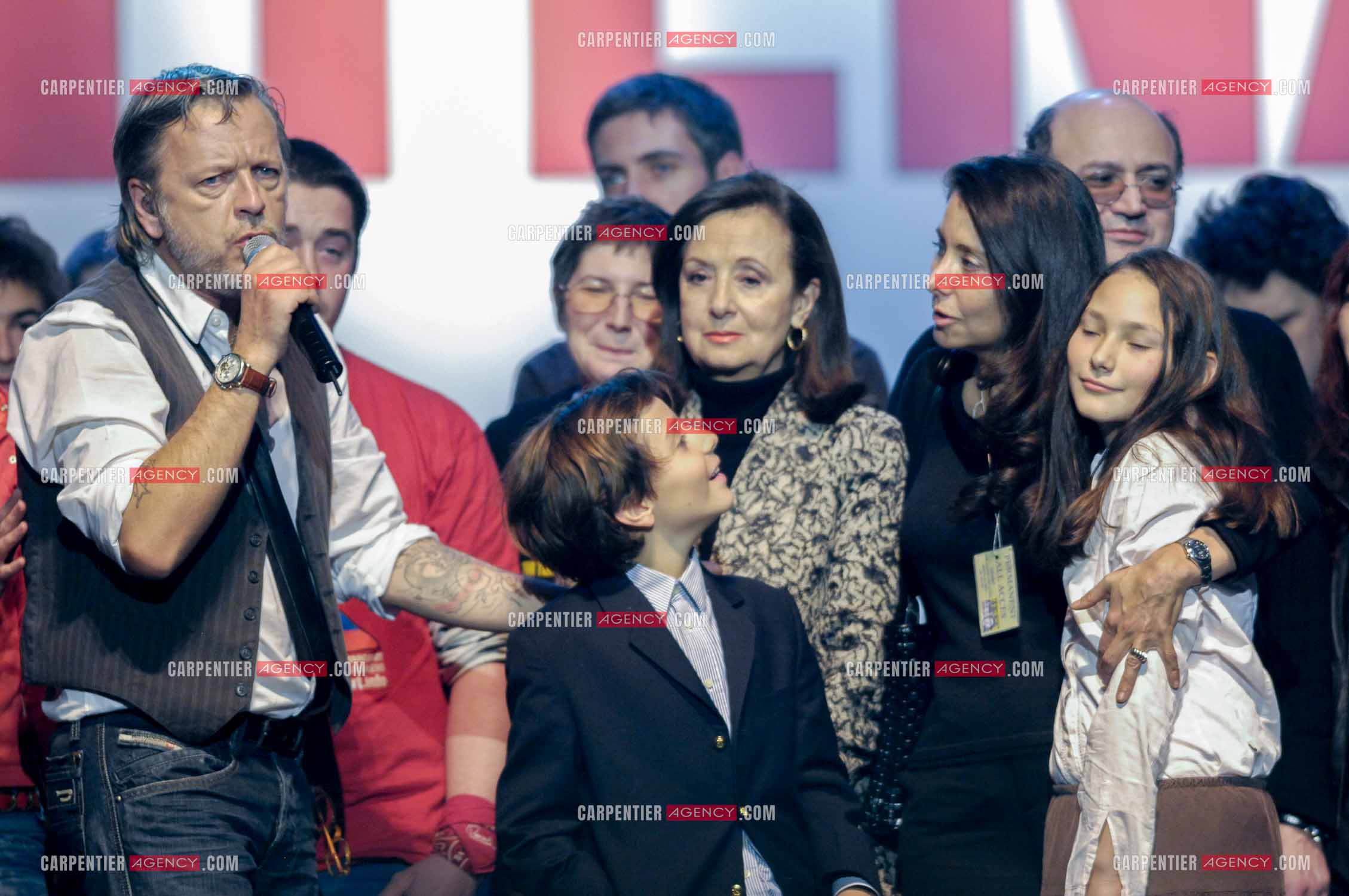Le chanteur Renaud lors d un concert de soutien au Zenith de Paris au profis de la liberation d'Ingrid Betancourt. Renaud entouré de la famille de Ingrid Betancourt.
