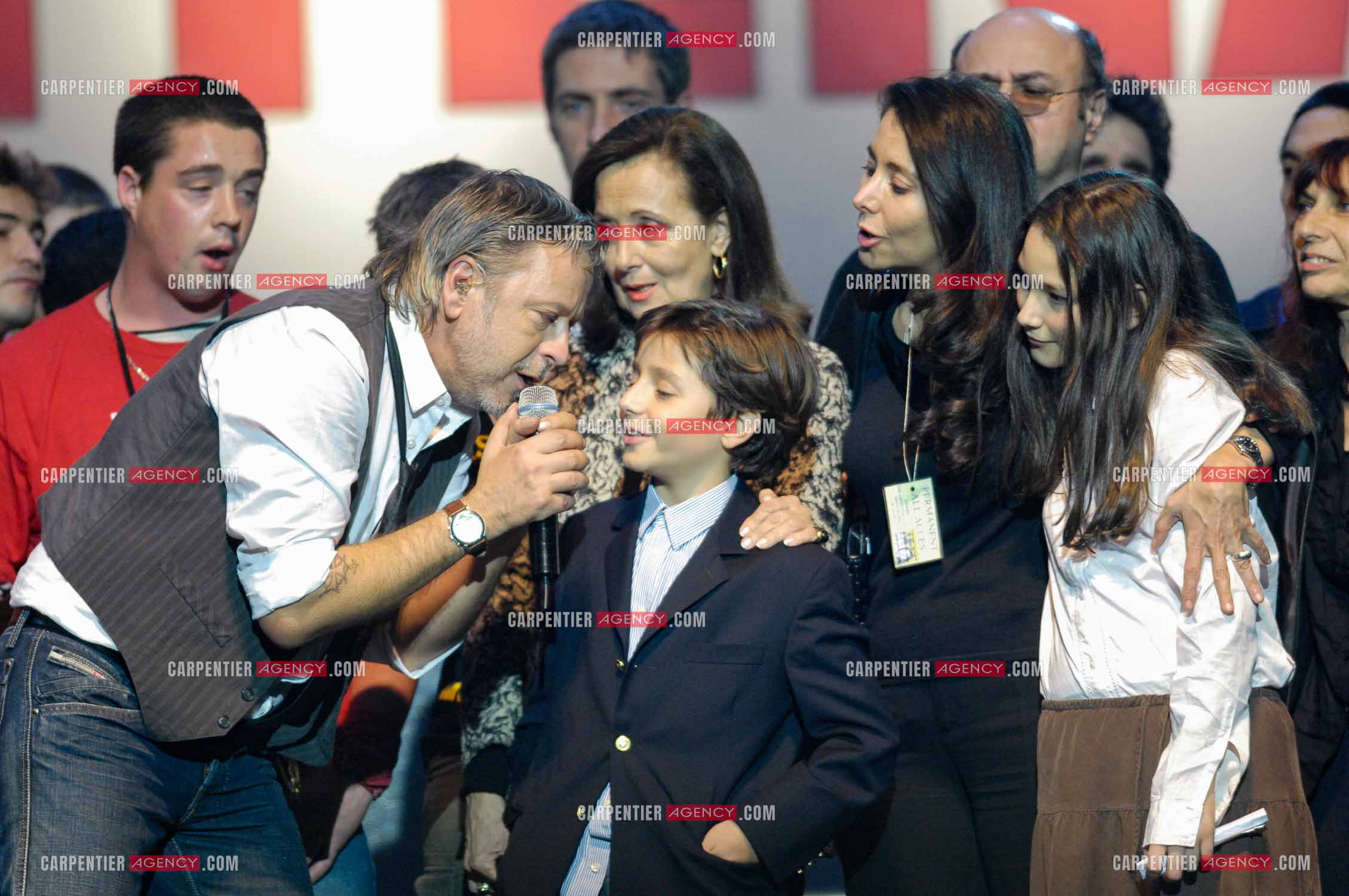 Le chanteur Renaud lors d un concert de soutien au Zenith de Paris au profis de la liberation d'Ingrid Betancourt. Renaud entouré de la famille de Ingrid Betancourt.