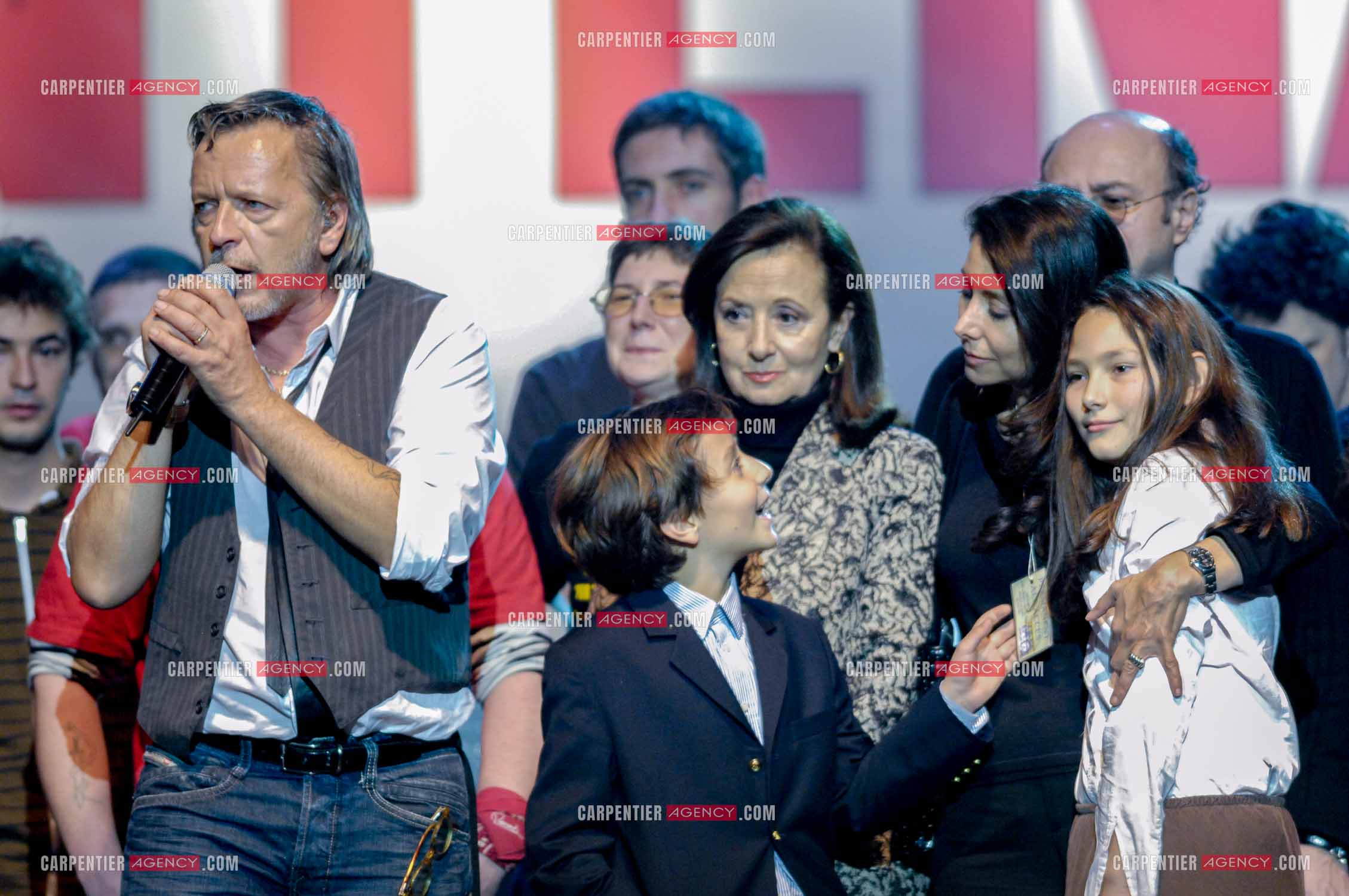 Le chanteur Renaud lors d un concert de soutien au Zenith de Paris au profis de la liberation d'Ingrid Betancourt. Renaud entouré de la famille de Ingrid Betancourt.