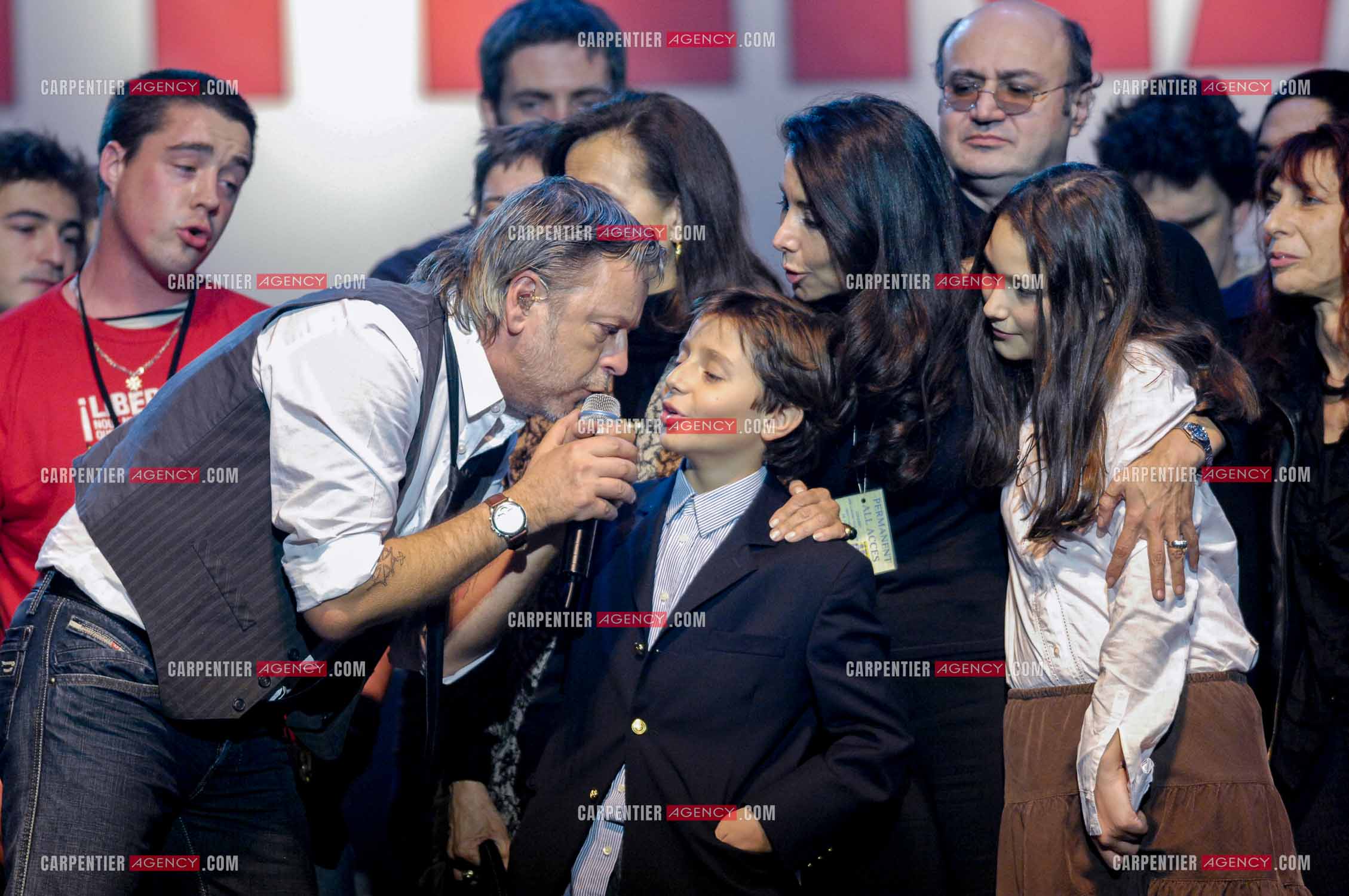 Le chanteur Renaud lors d un concert de soutien au Zenith de Paris au profis de la liberation d'Ingrid Betancourt. Renaud entouré de la famille de Ingrid Betancourt.
