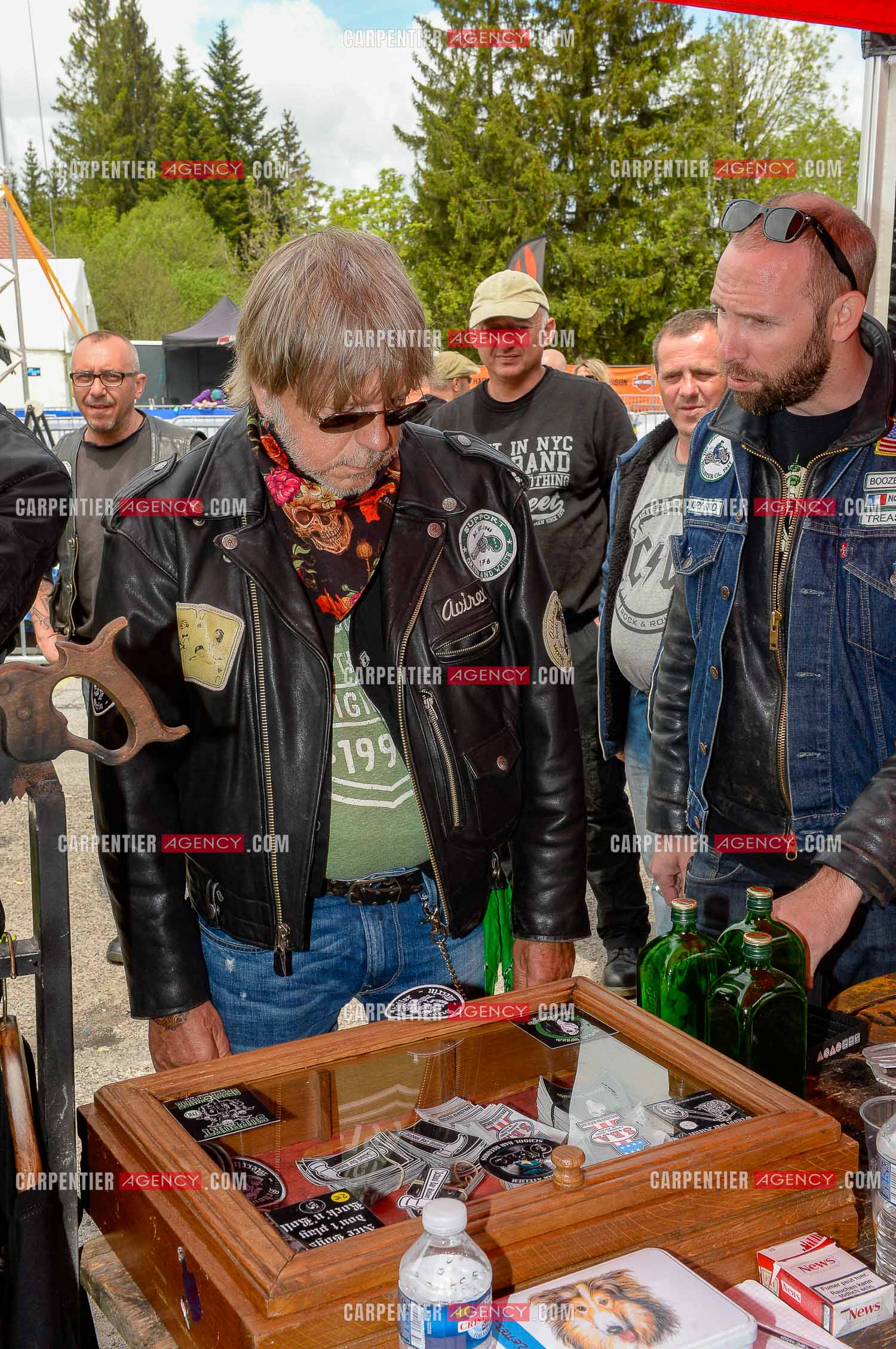 Le chanteur Renaud ( parrain de cette seconde édition ) assiste au "Motordays" à Gérardmer en 2016. Renaud visite les stands à la recherche de tee-shirts ou autres souvenirs.  ( Exclusif )