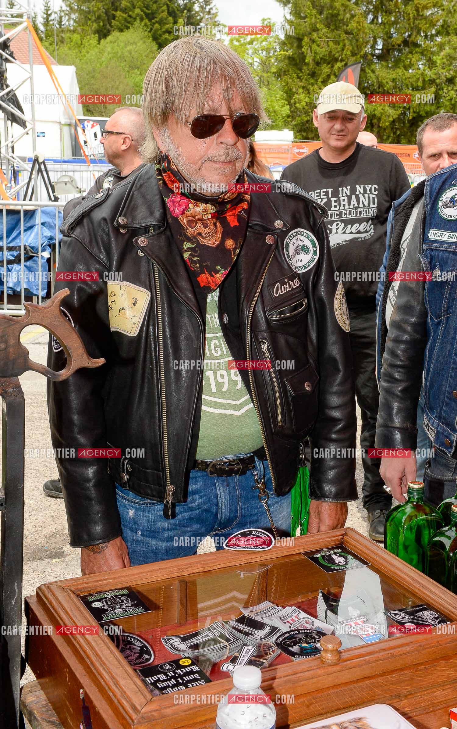 Le chanteur Renaud ( parrain de cette seconde édition ) assiste au "Motordays" à Gérardmer en 2016. Renaud visite les stands à la recherche de tee-shirts ou autres souvenirs.  ( Exclusif )