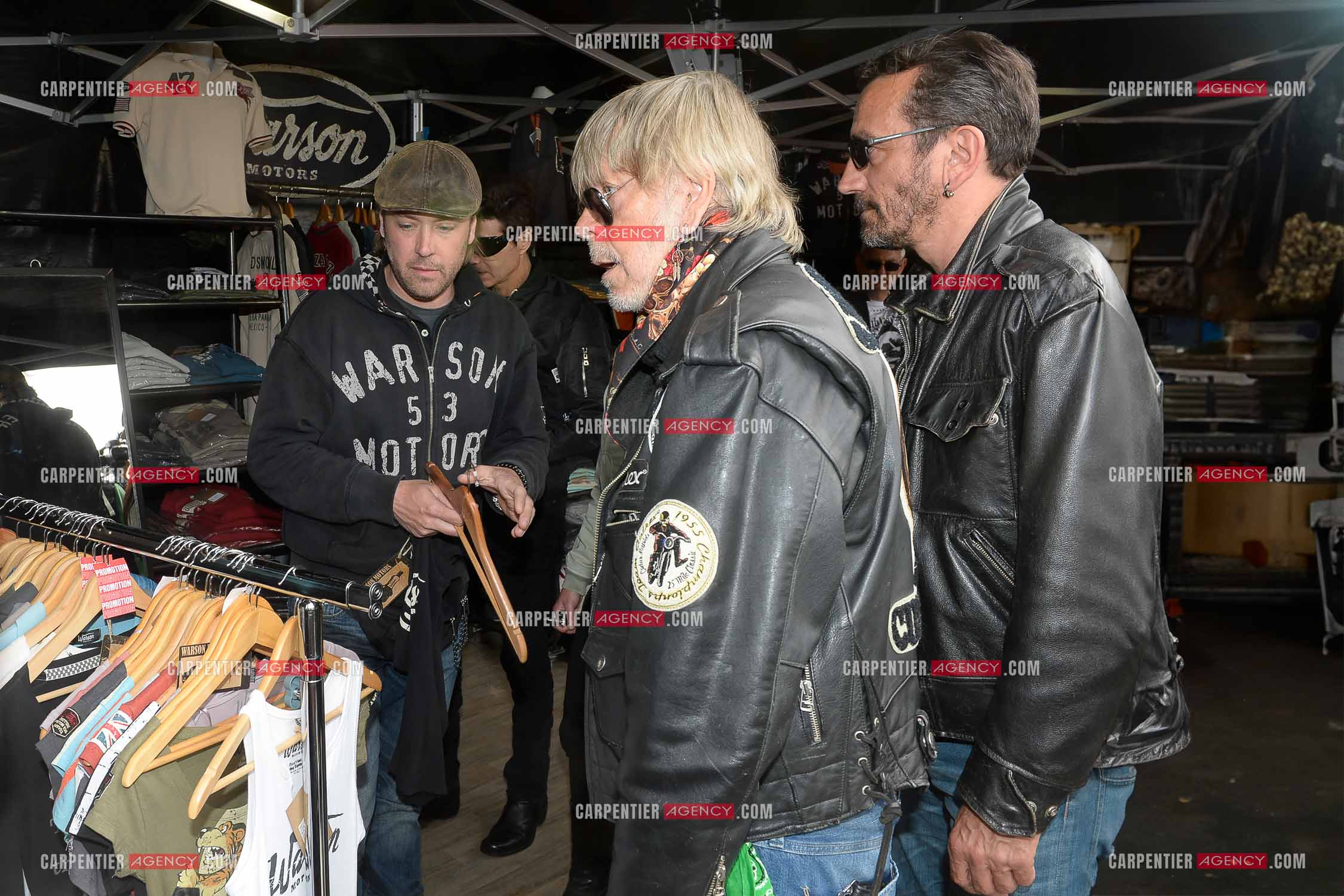 Le chanteur Renaud ( parrain de cette seconde édition ) assiste au "Motordays" à Gérardmer en 2016. Renaud visite les stands à la recherche de tee-shirts ou autres souvenirs.  ( Exclusif )