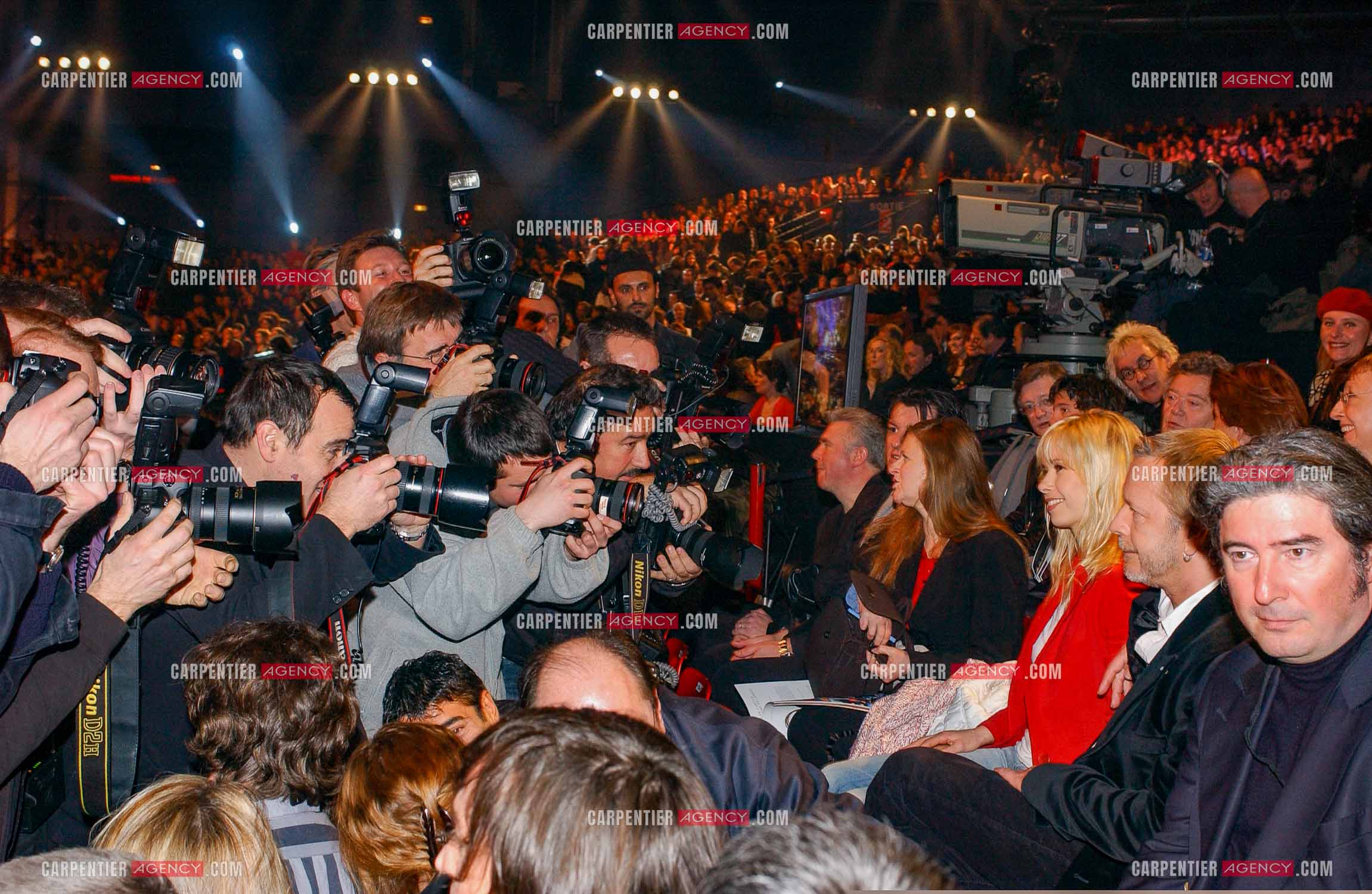Le chanteur Renaud et sa compagne Romane Serda lors des Victoires de la musique au Zénith de Paris en 2005.