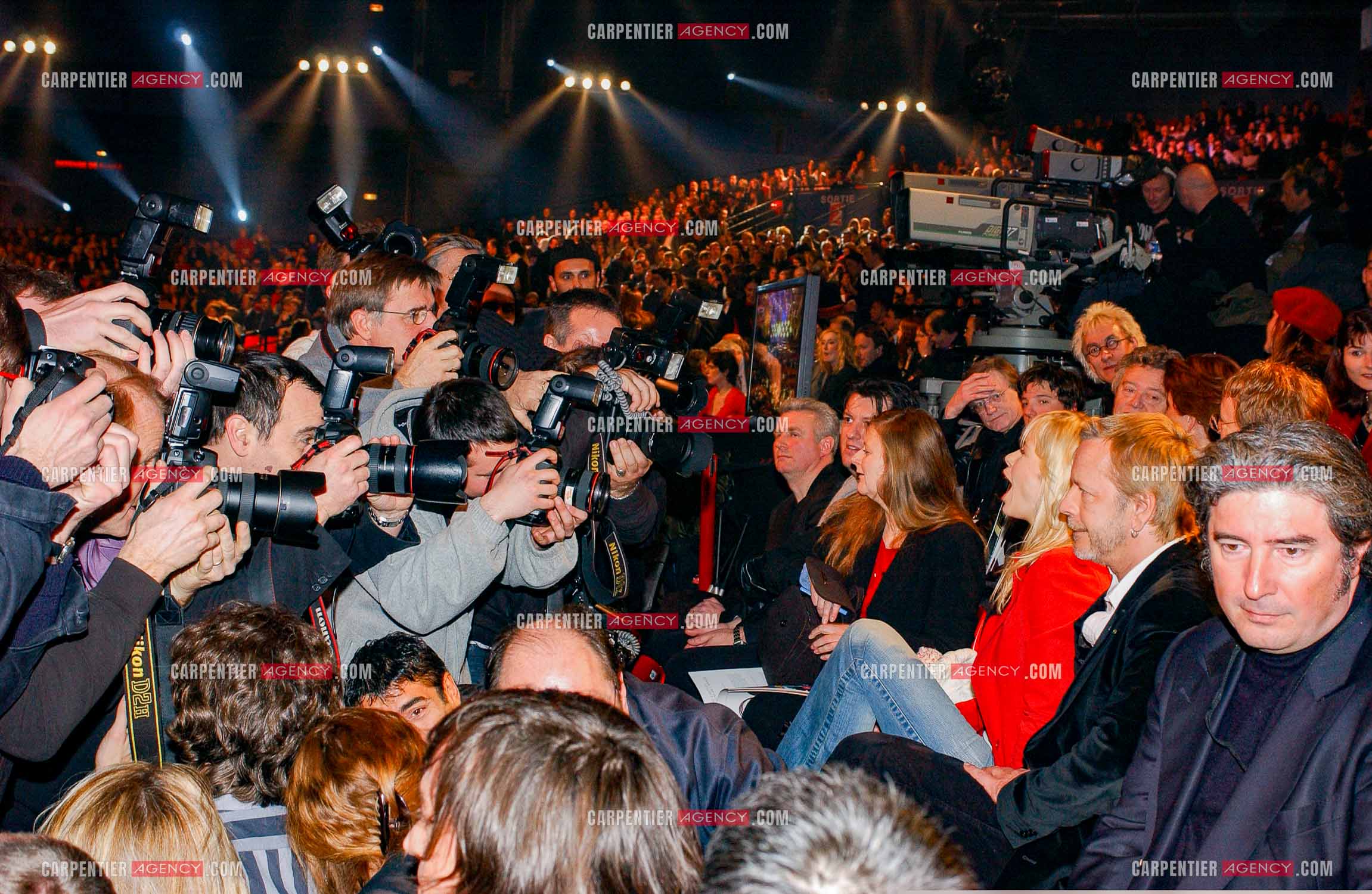 Le chanteur Renaud et sa compagne Romane Serda lors des Victoires de la musique au Zénith de Paris en 2005.