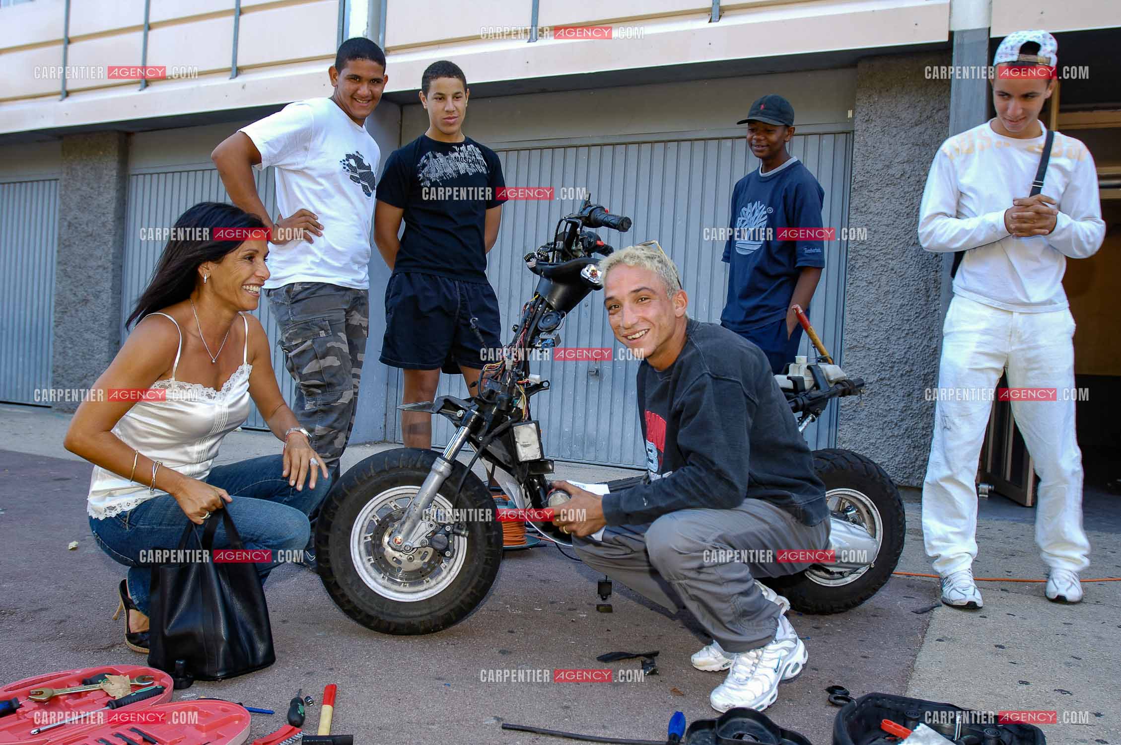 Nora PREZIOSI femme politique française Adjointe au Maire de Marseille Jean-Claude Gaudin, et chargé des femmes, conseillère Régionale Région Sud. ici, dans les quartiers de Marseille avec les jeunes des cités. ( Exclue )
