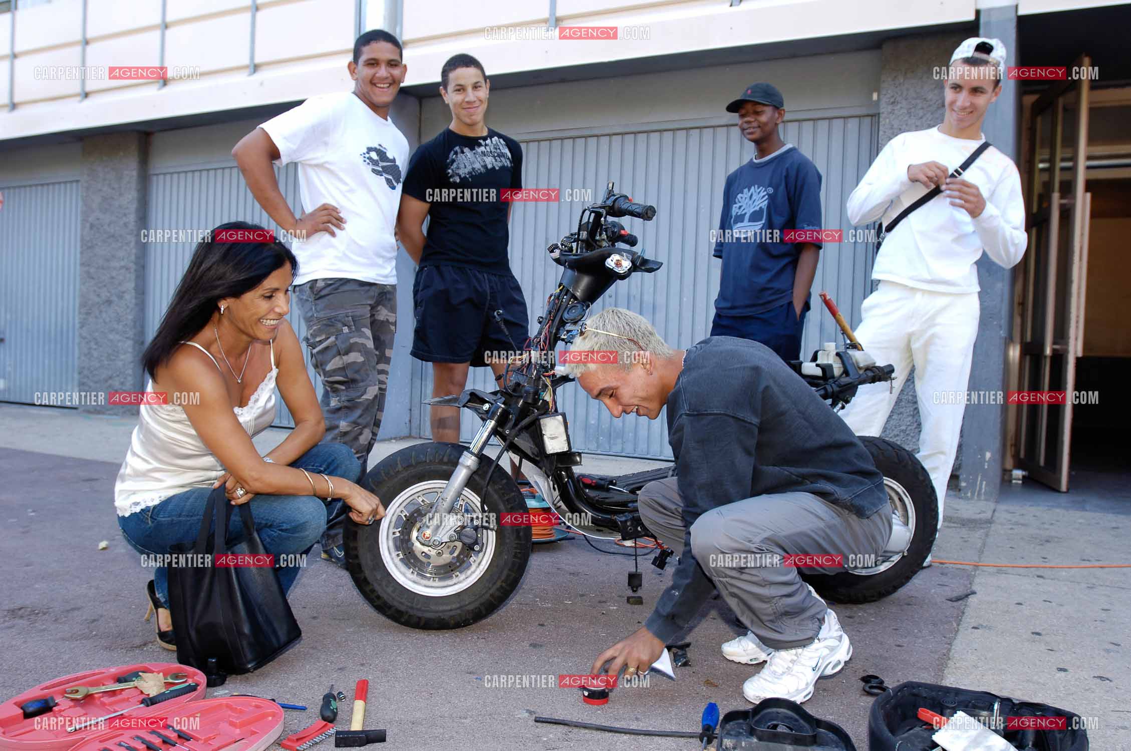 Nora PREZIOSI femme politique française Adjointe au Maire de Marseille Jean-Claude Gaudin, et chargé des femmes, conseillère Régionale Région Sud. ici, dans les quartiers de Marseille avec les jeunes des cités. ( Exclue )