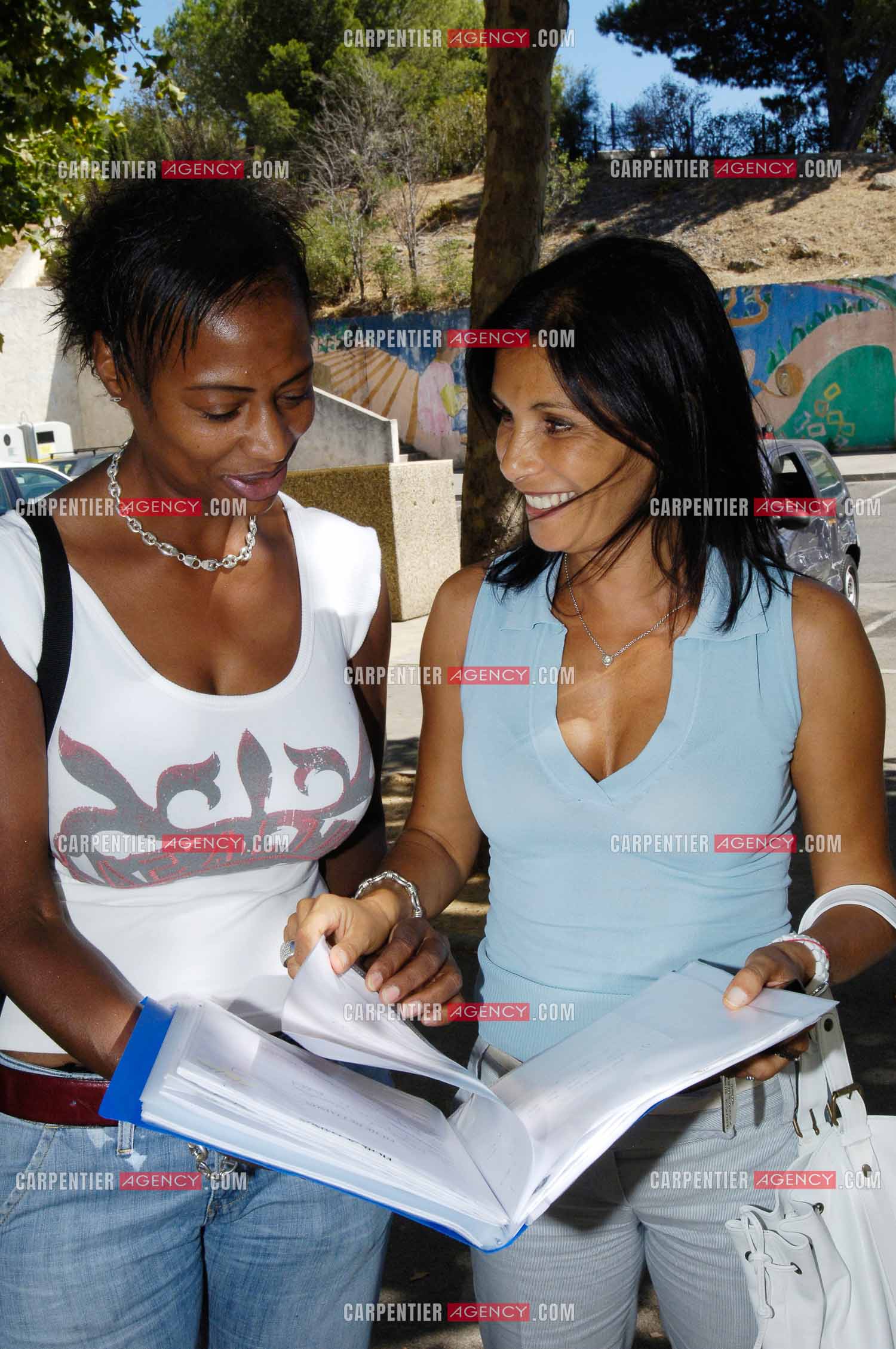 Nora PREZIOSI femme politique française Adjointe au Maire de Marseille Jean-Claude Gaudin, et chargé des femmes, conseillère Régionale Région Sud. ici, dans les quartiers de Marseille avec les jeunes des cités. ( Exclue )