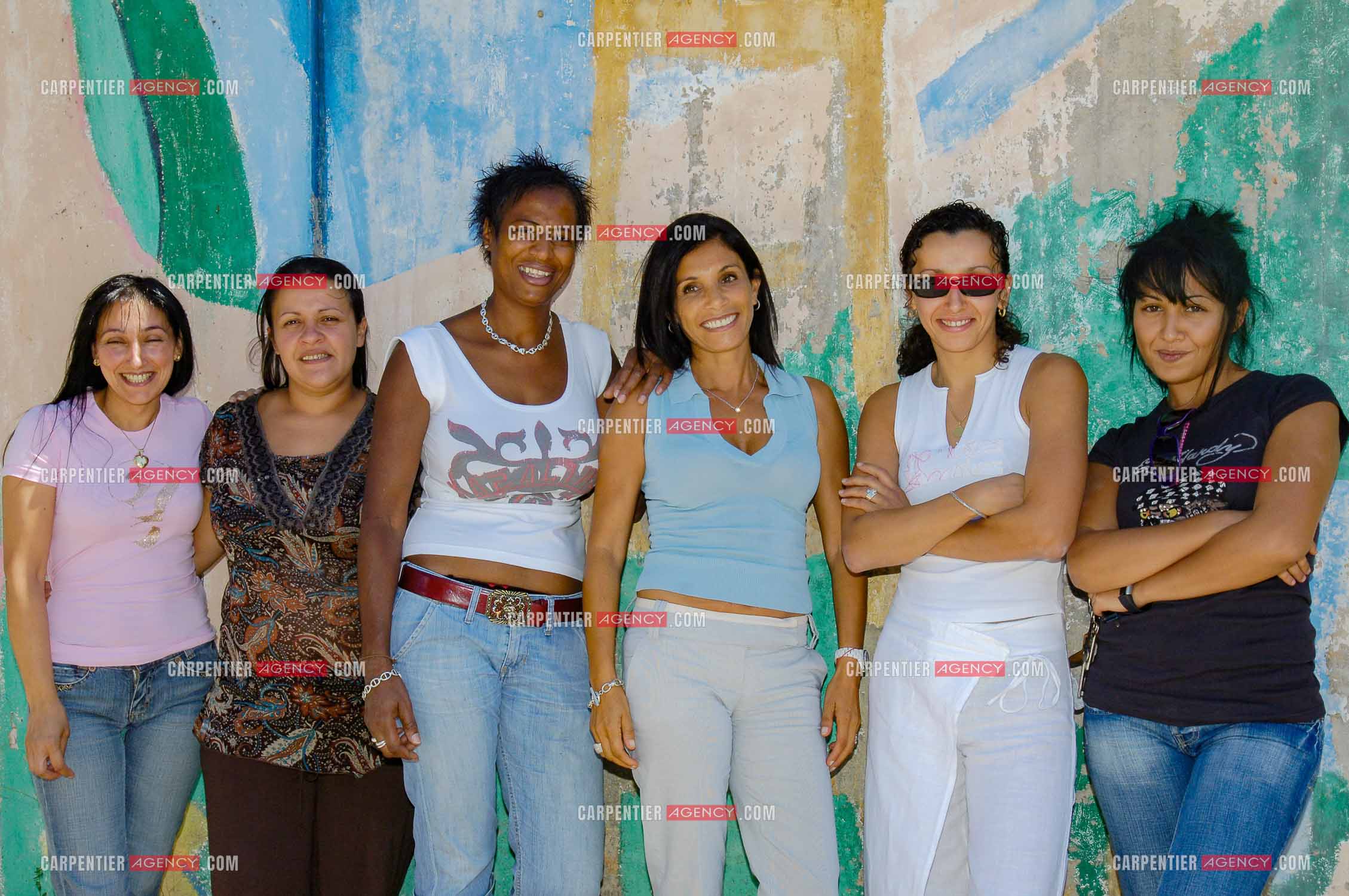 Nora PREZIOSI femme politique française Adjointe au Maire de Marseille Jean-Claude Gaudin, et chargé des femmes, conseillère Régionale Région Sud. ici, dans les quartiers de Marseille avec les jeunes des cités. ( Exclue )