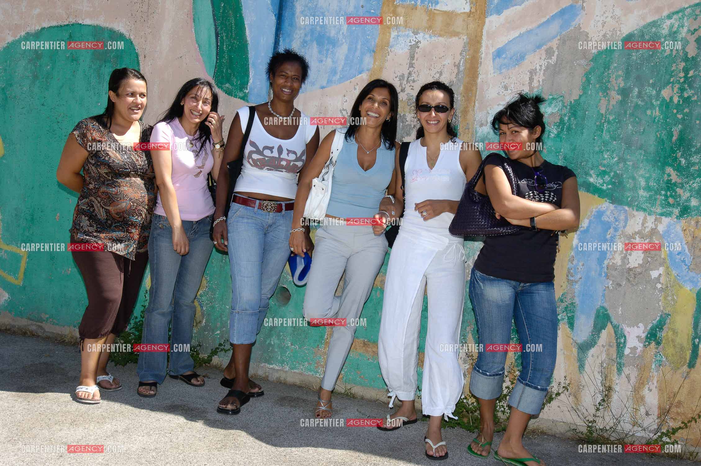 Nora PREZIOSI femme politique française Adjointe au Maire de Marseille Jean-Claude Gaudin, et chargé des femmes, conseillère Régionale Région Sud. ici, dans les quartiers de Marseille avec les jeunes des cités. ( Exclue )