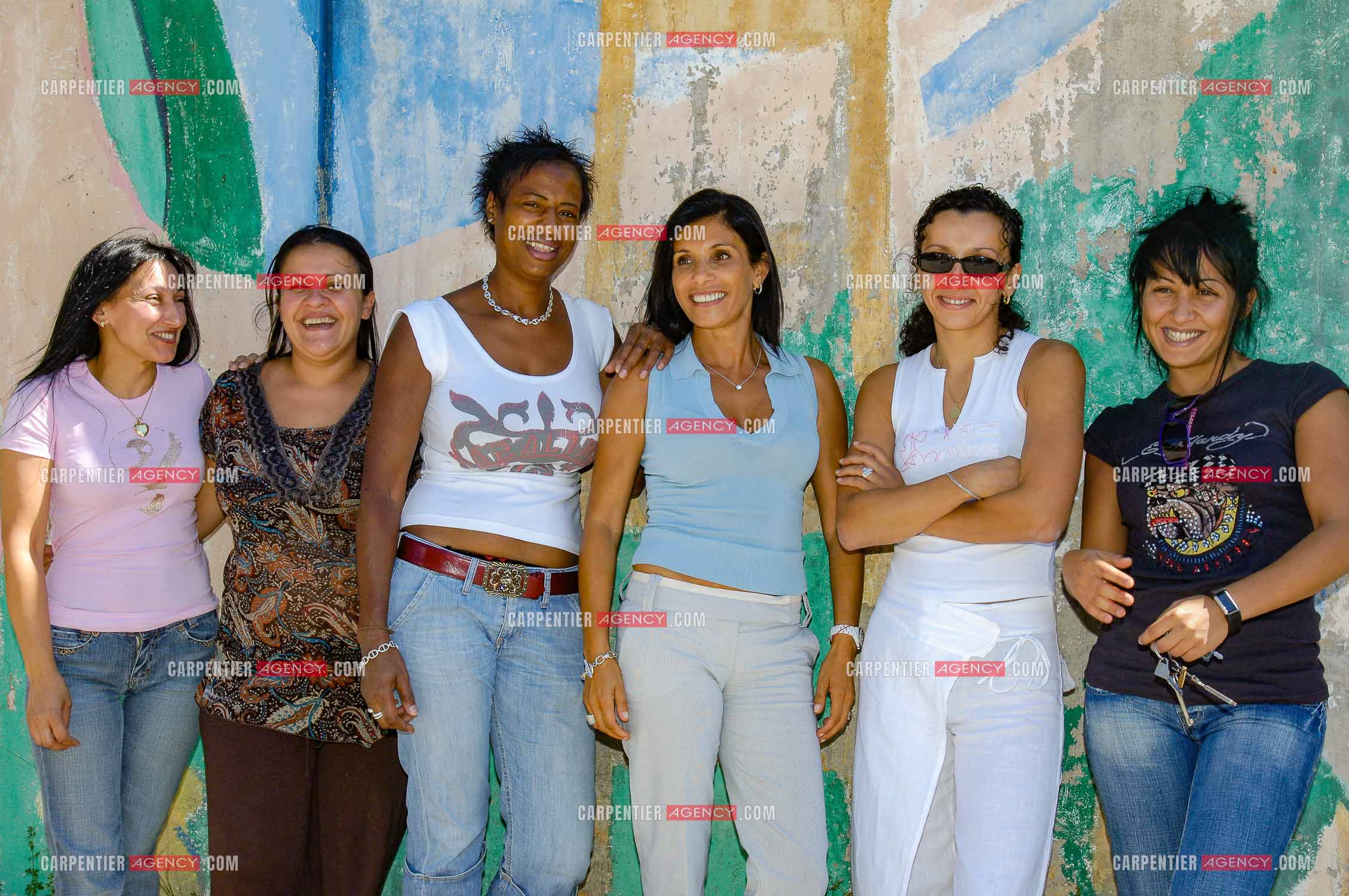 Nora PREZIOSI femme politique française Adjointe au Maire de Marseille Jean-Claude Gaudin, et chargé des femmes, conseillère Régionale Région Sud. ici, dans les quartiers de Marseille avec les jeunes des cités. ( Exclue )