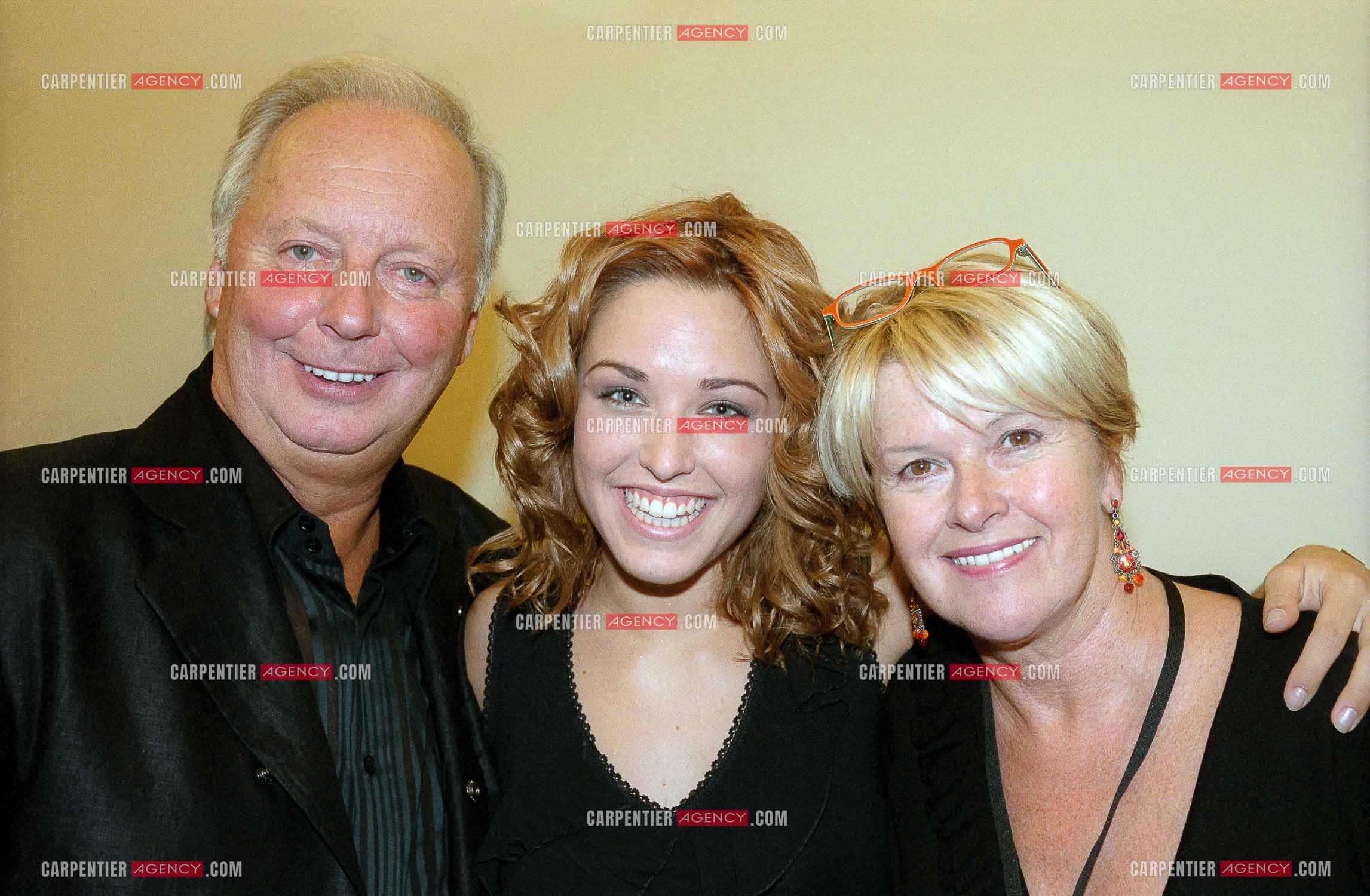 La chanteuse Natasha St Pier lors de son Olympia en 2001. Ici dans sa loge avec son producteur Guy Cloutier et son agent Claudine.   ( Exclusif )