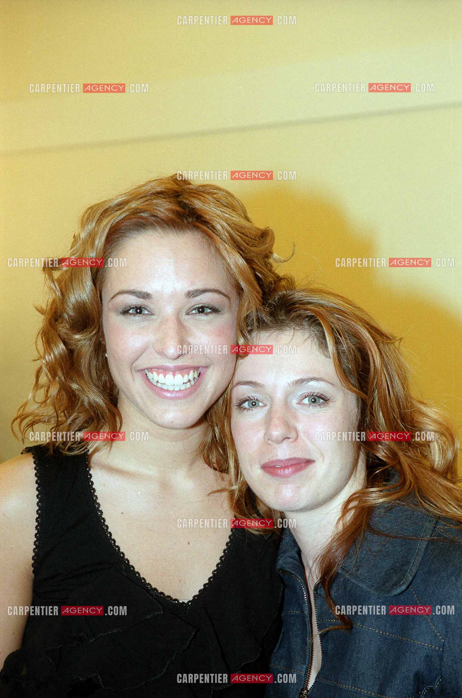 La chanteuse Natasha St Pier lors de son Olympia en 2001. Ici dans sa loge avec la chanteuse Isabelle Boulay.   ( Exclusif )