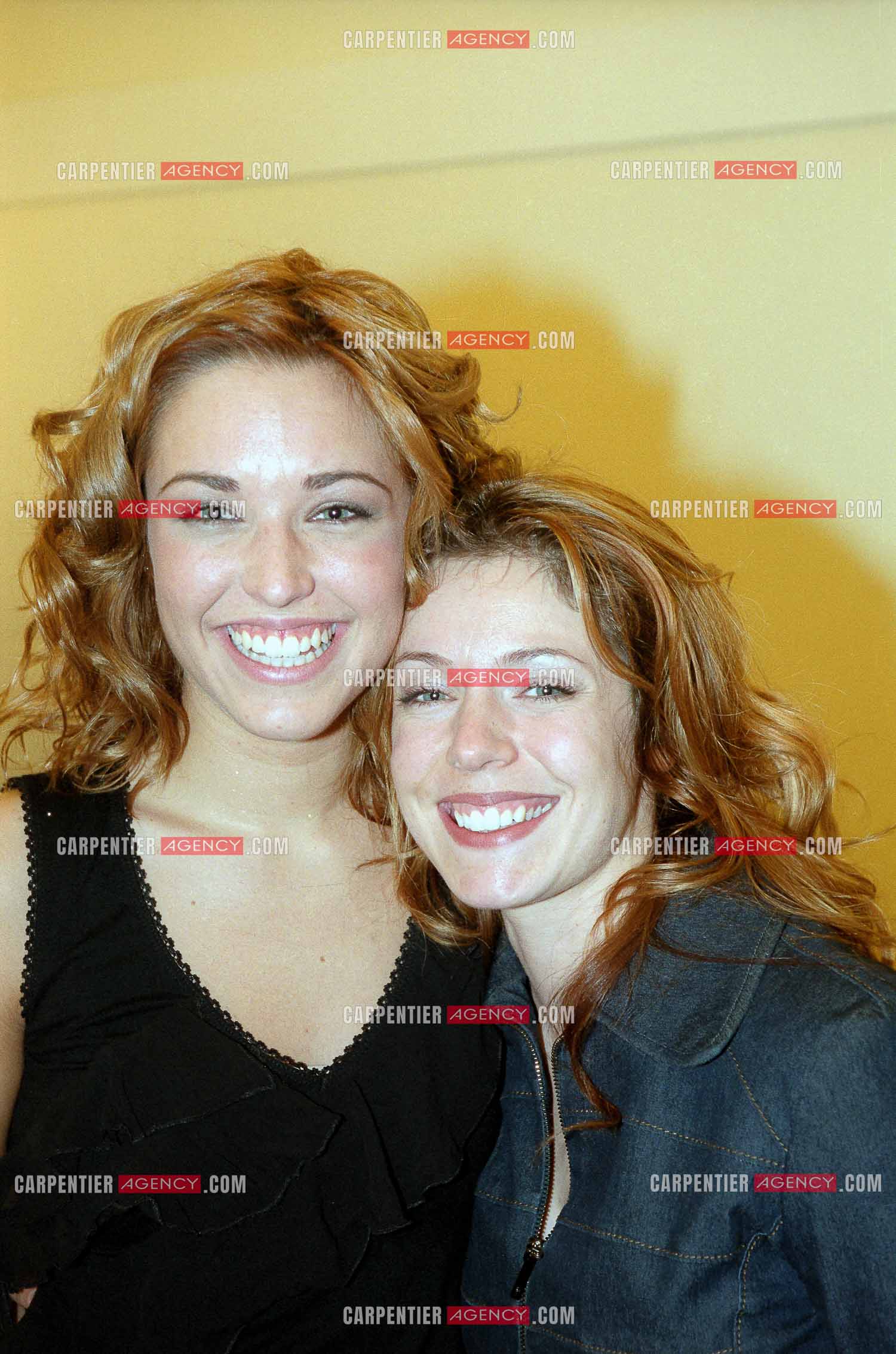 La chanteuse Natasha St Pier lors de son Olympia en 2001. Ici dans sa loge avec la chanteuse Isabelle Boulay.   ( Exclusif )
