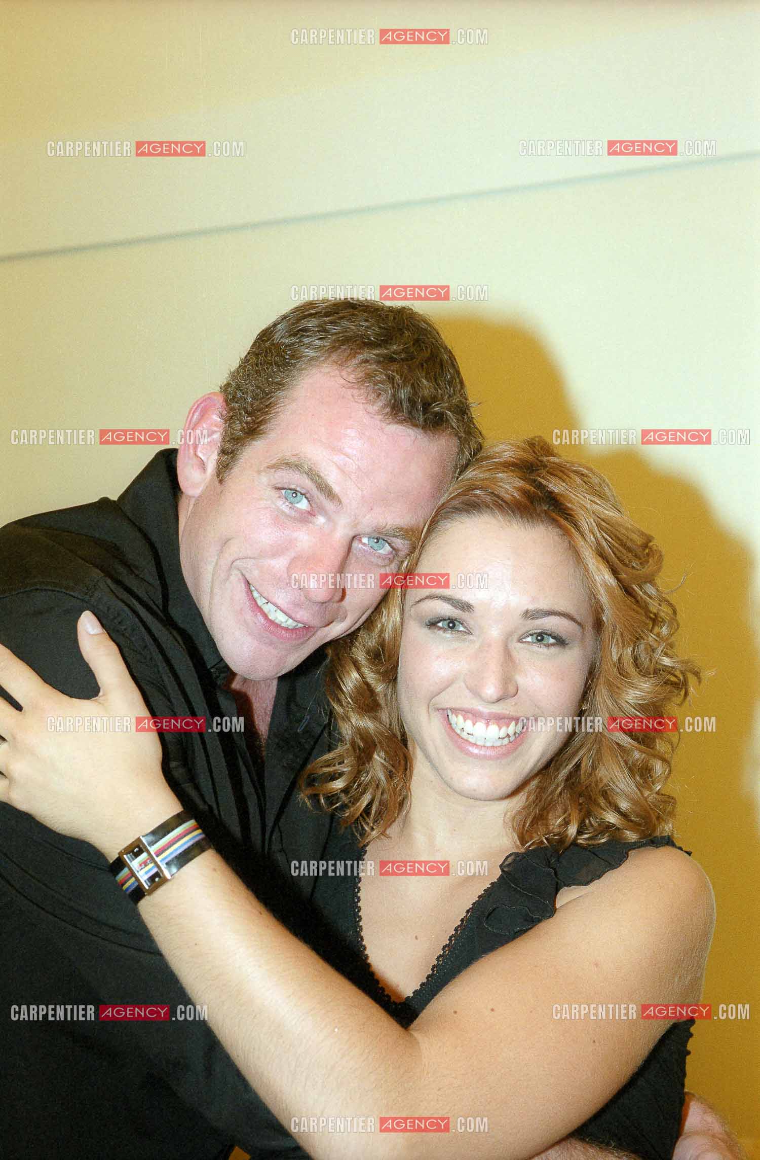 La chanteuse Natasha St Pier lors de son Olympia en 2001. Ici dans sa loge avec le chanteur Garou.   ( Exclusif )