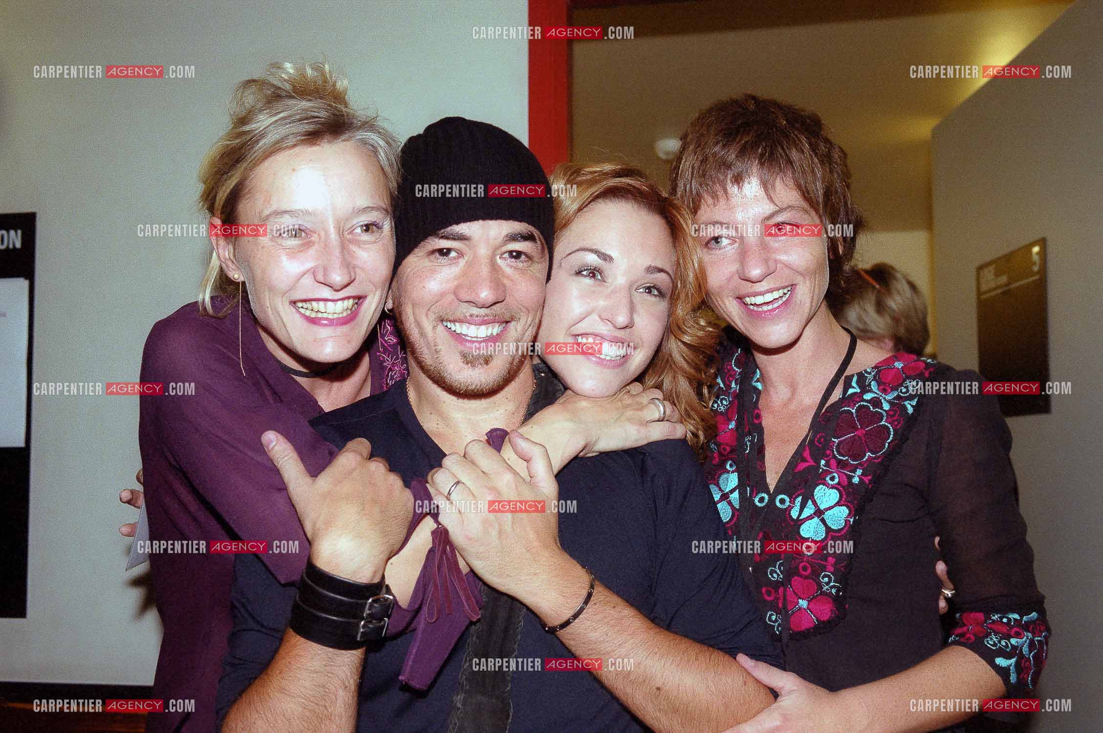La chanteuse Natasha St Pier lors de son Olympia en 2001. Ici dans sa loge Natacha entourée de Valérie Michelin, Pascal Obispo et Natacha Krantz.     ( Exclusif )