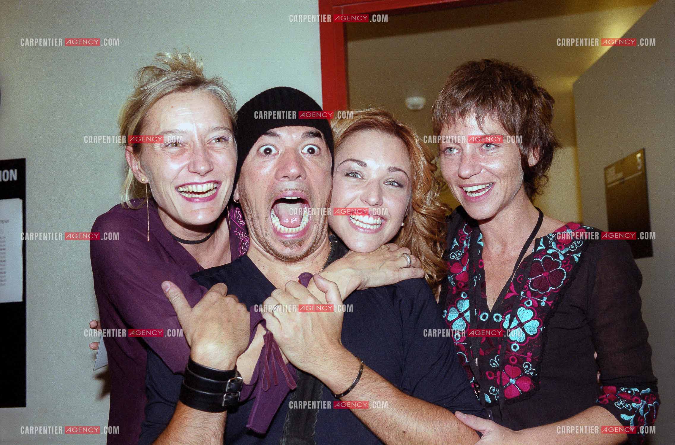 La chanteuse Natasha St Pier lors de son Olympia en 2001. Ici dans sa loge Natacha entourée de Valérie Michelin, Pascal Obispo et Natacha Krantz.     ( Exclusif )