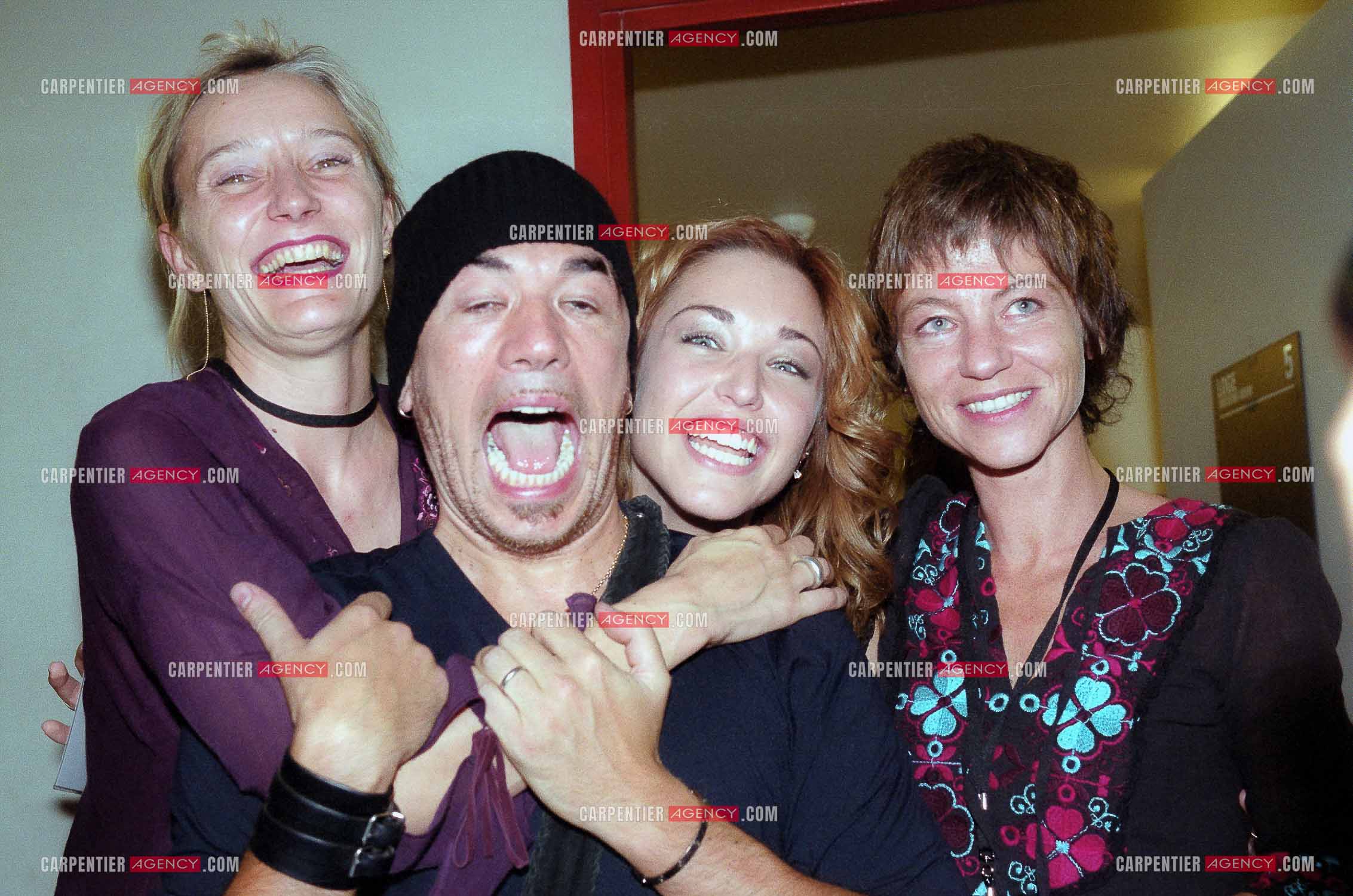 La chanteuse Natasha St Pier lors de son Olympia en 2001. Ici dans sa loge Natacha entourée de Valérie Michelin, Pascal Obispo et Natacha Krantz.     ( Exclusif )