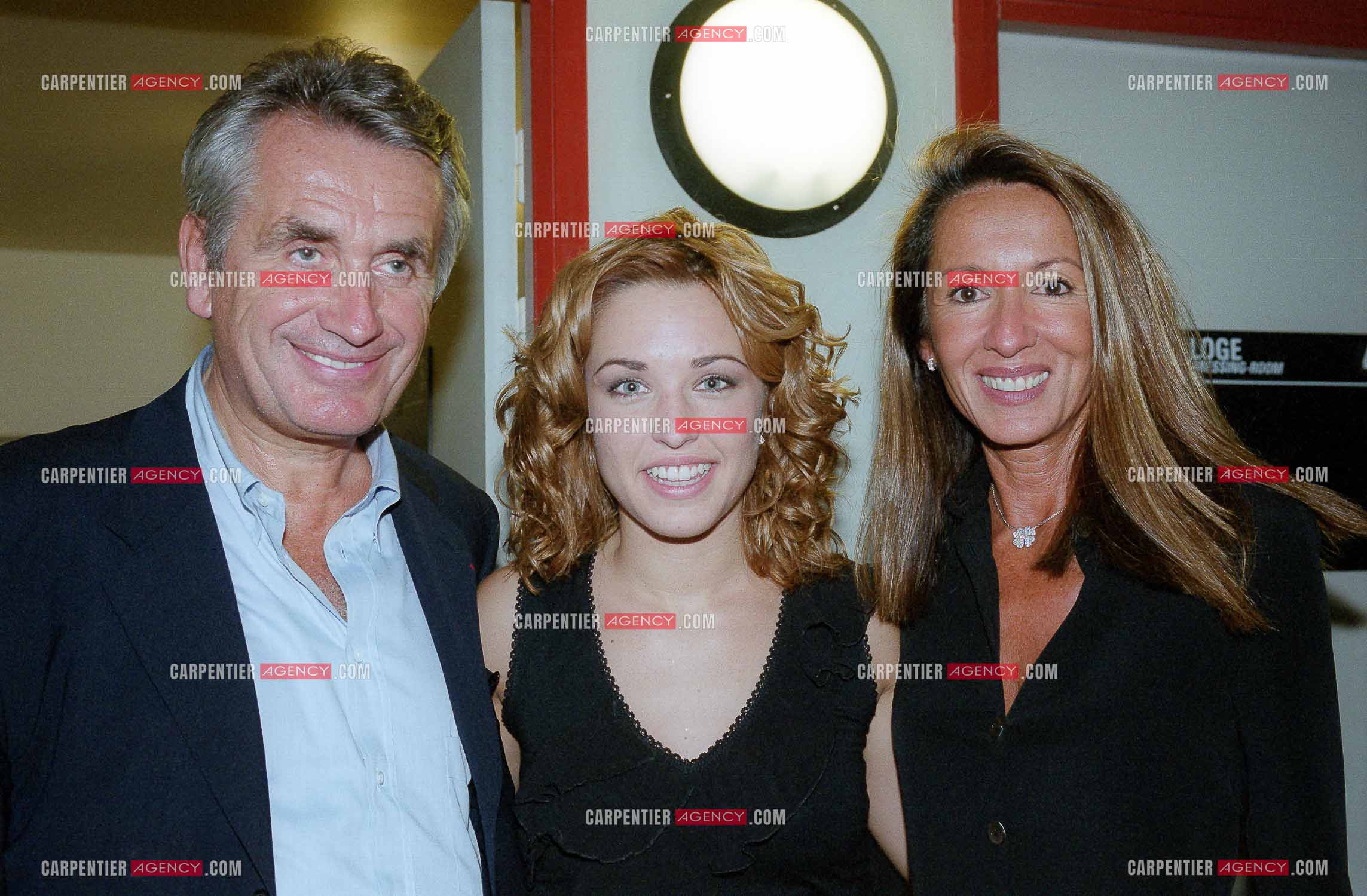 La chanteuse Natasha St Pier lors de son Olympia en 2001. Ici dans sa loge Natasha entourée de son producteur des spectacles Gilbert Coullier et sa femme Nikole.     ( Exclusif )
