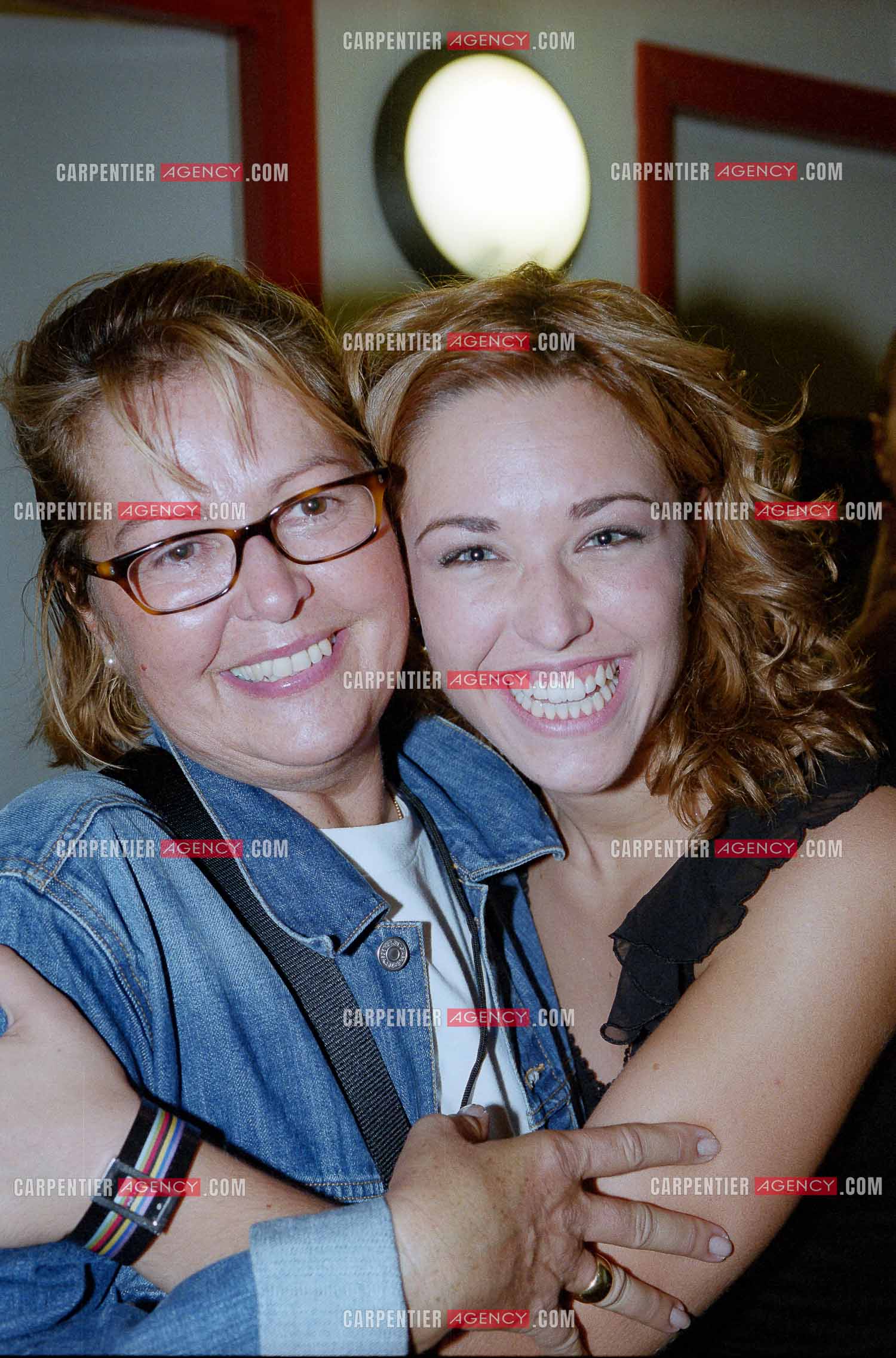 La chanteuse Natasha St Pier lors de son Olympia en 2001. Ici dans sa loge avec son attaché de presse Marie-Laurence gourou.   ( Exclusif )