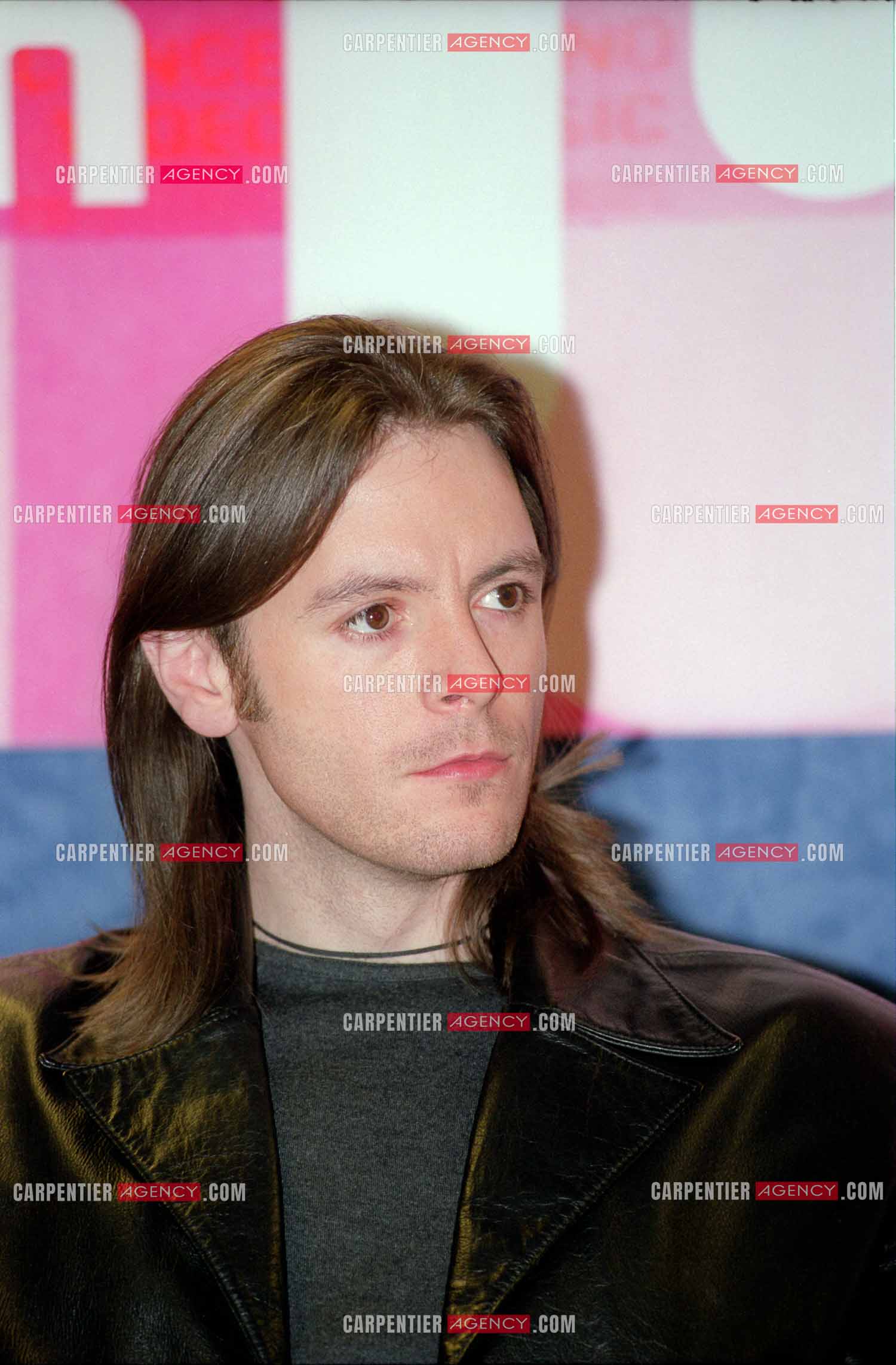 Les artistes et auteurs de la nouvelle version de la comédie musicale Notre-Dame de Paris qui se jouera à Londres viennent faire leur promotion au Midem à Cannes le 23 janvier 2000. Le chanteur et compositeur gallois Steve Balsamo.