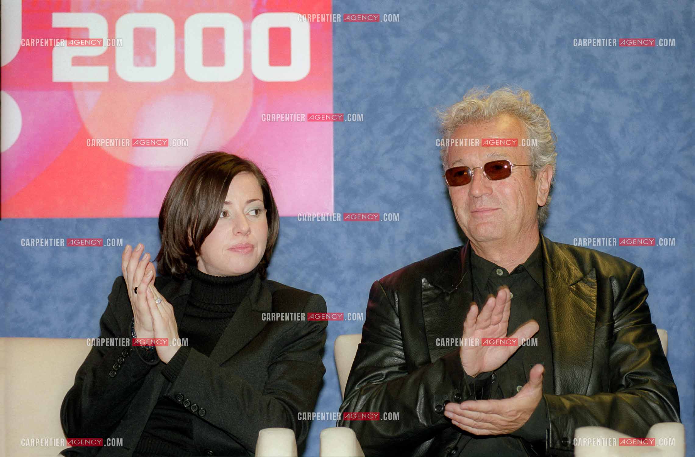 Les artistes et auteurs de la nouvelle version de la comédie musicale Notre-Dame de Paris qui se jouera à Londres viennent faire leur promotion au Midem à Cannes le 23 janvier 2000. La chanteuse italienne Tina Arena et l'auteur Luc Plamondon.