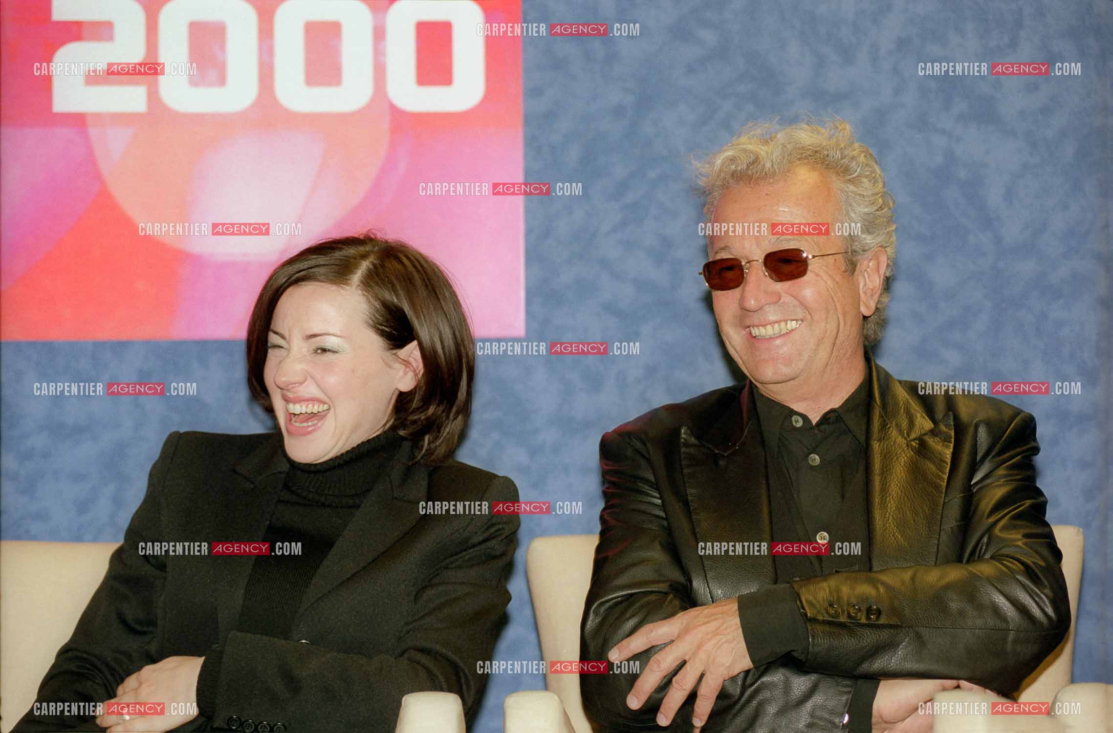 Les artistes et auteurs de la nouvelle version de la comédie musicale Notre-Dame de Paris qui se jouera à Londres viennent faire leur promotion au Midem à Cannes le 23 janvier 2000. La chanteuse italienne Tina Arena et l'auteur Luc Plamondon.