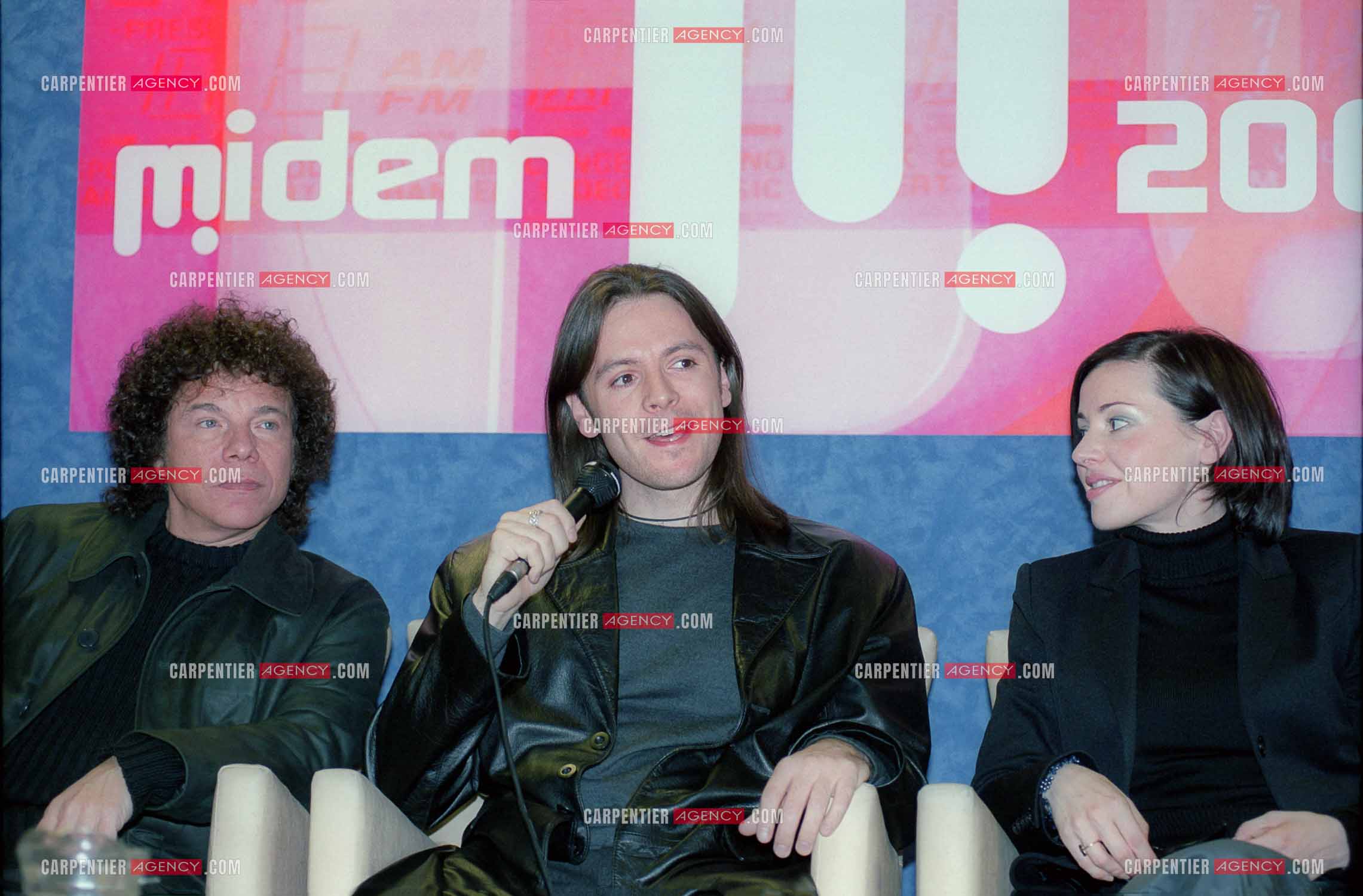 Les artistes et auteurs de la nouvelle version de la comédie musicale Notre-Dame de Paris qui se jouera à Londres viennent faire leur promotion au Midem à Cannes le 23 janvier 2000. Richard Cocciante, Steve Balsamo et Tina Arena.