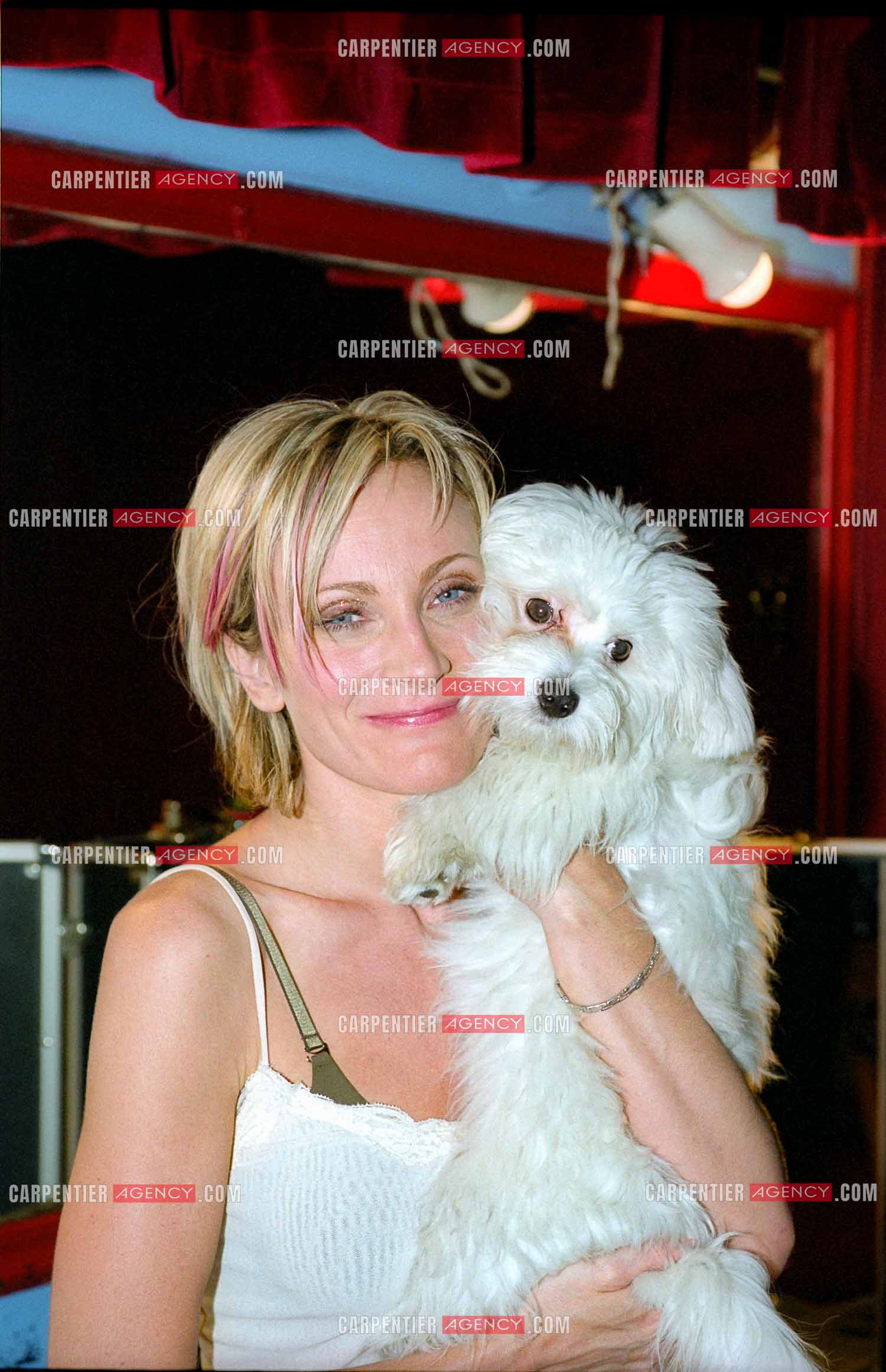 La chanteuse Patricia Kaas en concert au Cirque d'hiver du 2 au 4 octobre 2002. Dans les loges, Patricia et son bichon maltais.   ( Exclusif )
