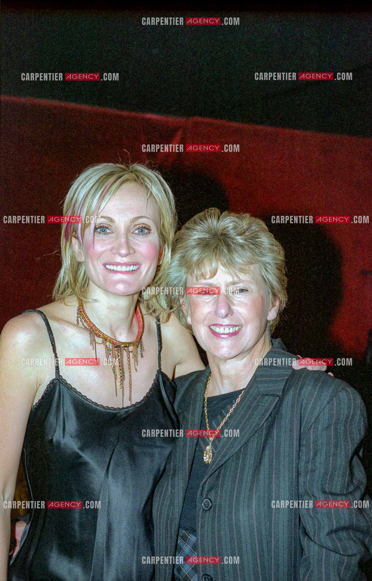 La chanteuse Patricia Kaas en concert au Cirque d'hiver du 2 au 4 octobre 2002. Dans les loges, Patricia et Monique Le Marcis.   ( Exclusif )