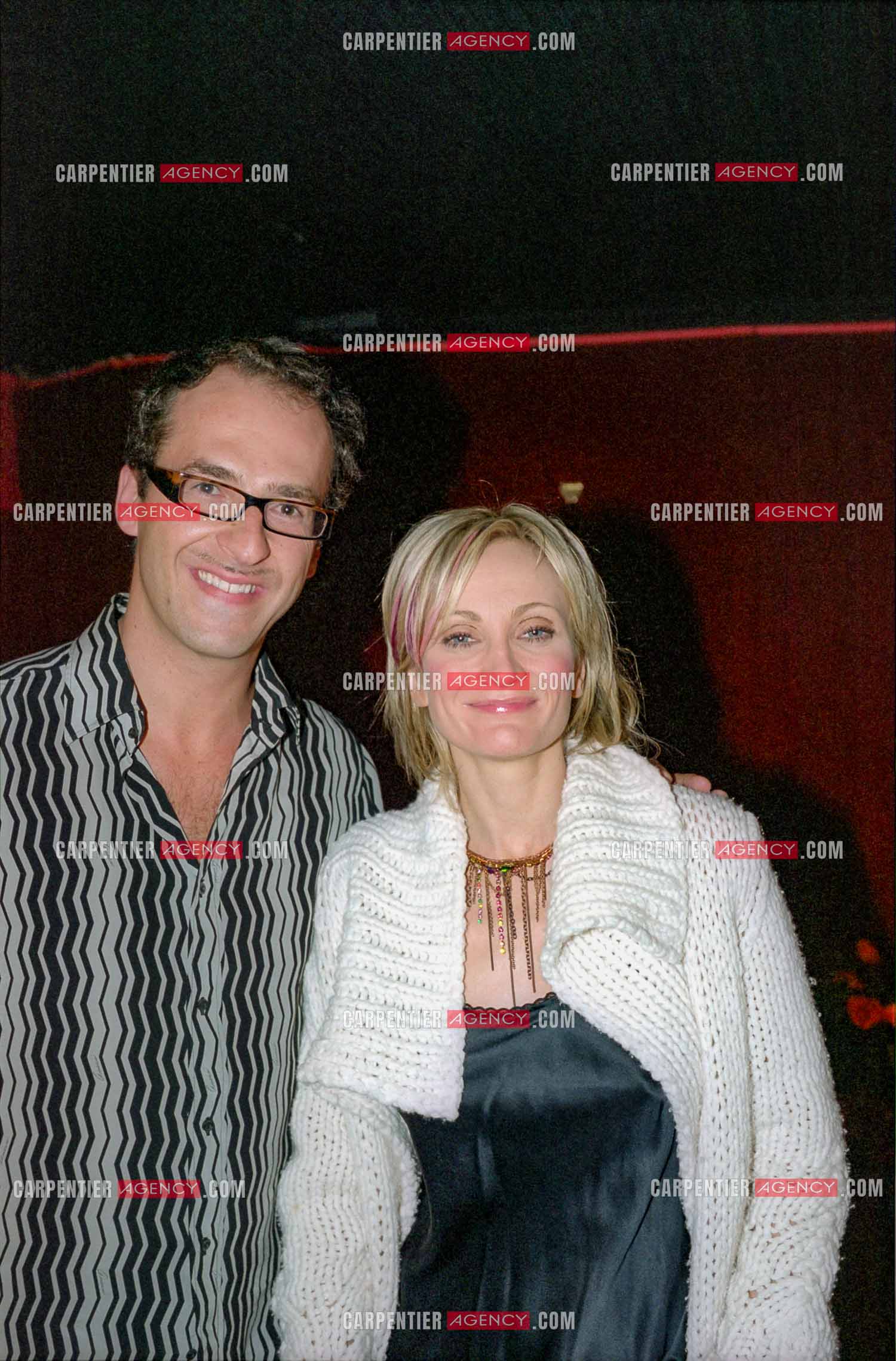 La chanteuse Patricia Kaas en concert au Cirque d'hiver du 2 au 4 octobre 2002. Dans les loges, Patricia avec le journaliste Emmanuel de Brantes.   ( Exclusif )