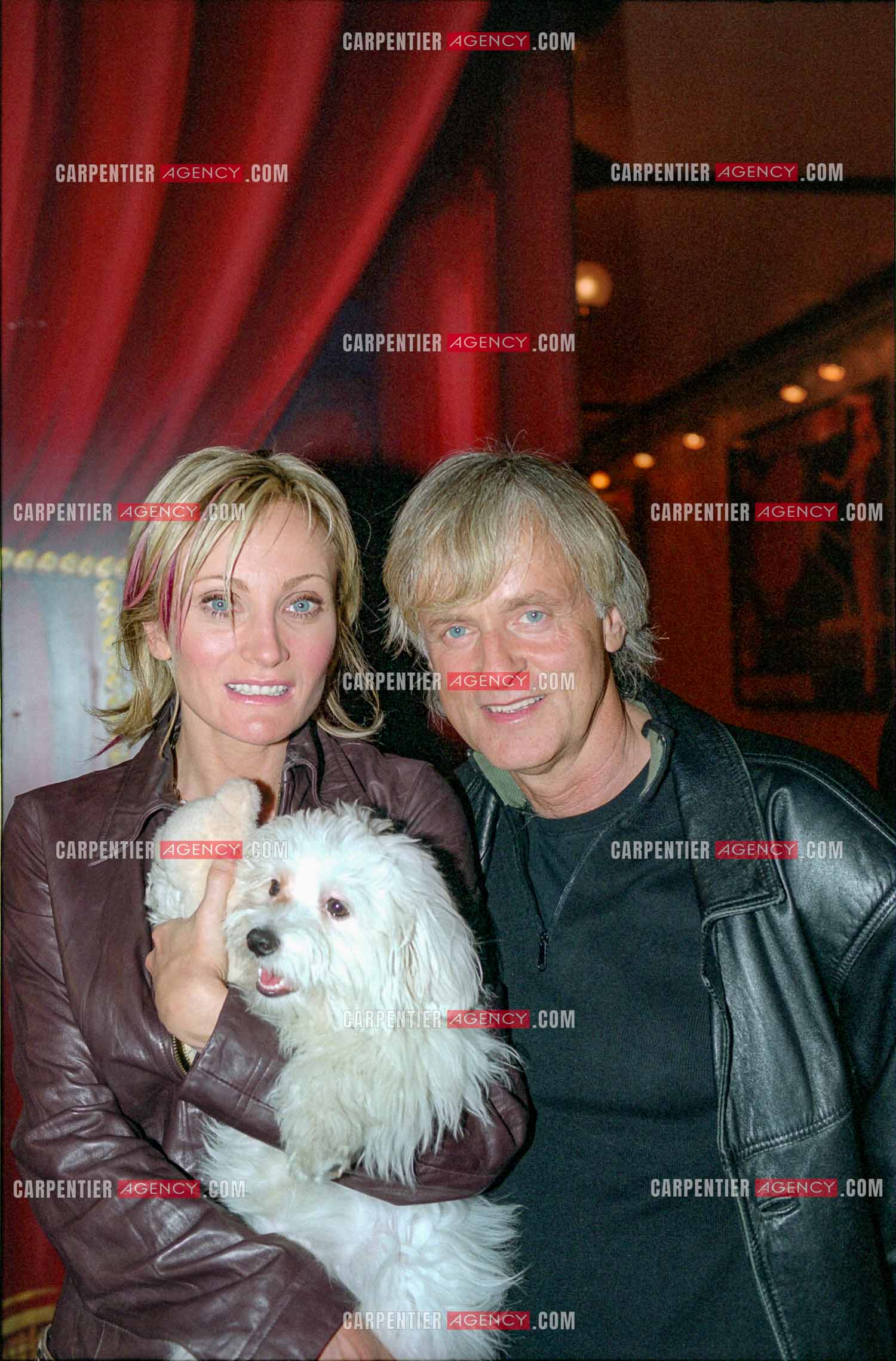 La chanteuse Patricia Kaas en concert au Cirque d'hiver du 2 au 4 octobre 2002. Dans les loges, Patricia et le chanteur Dave.   ( Exclusif )