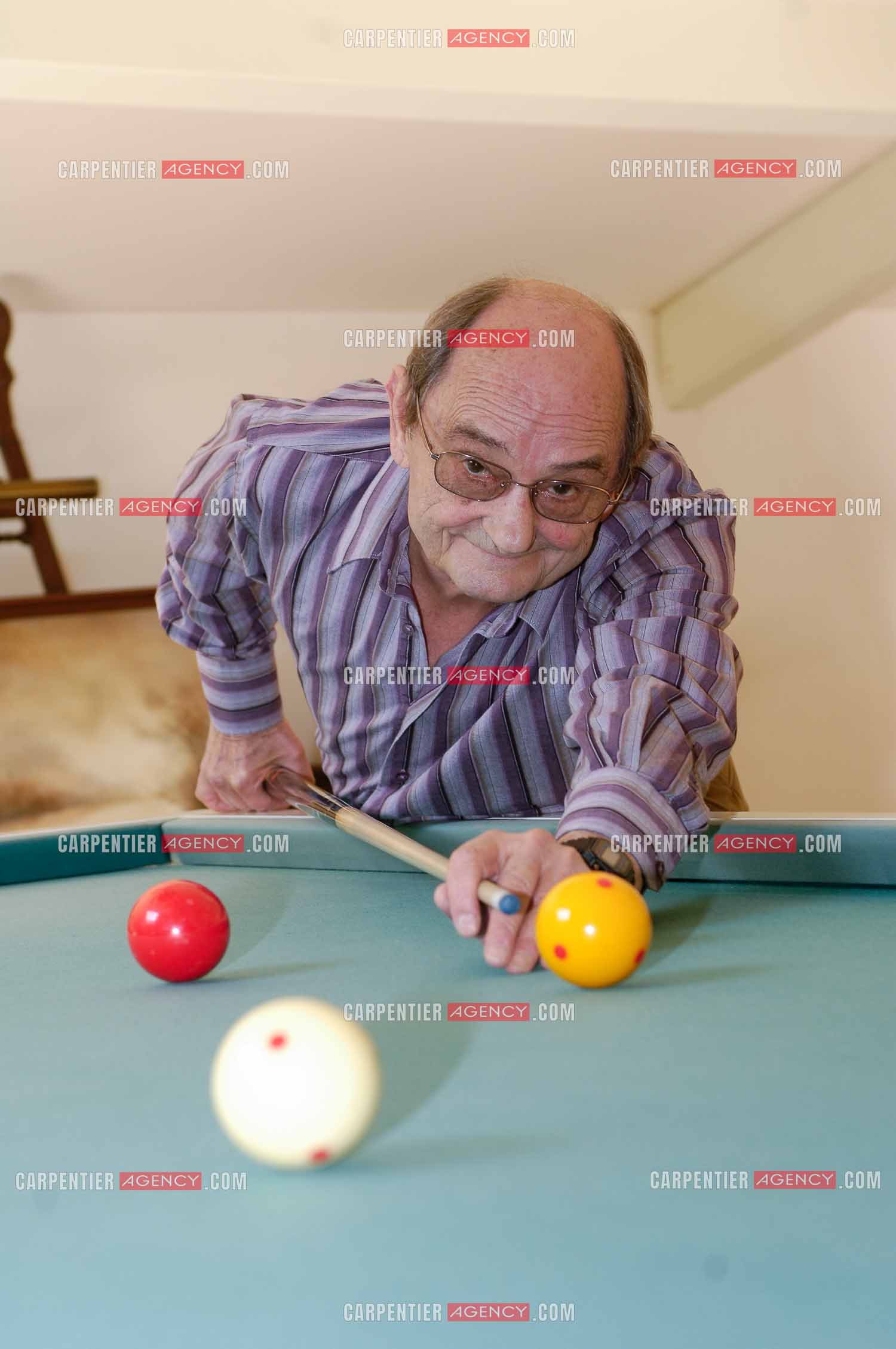 L'acteur et humoriste Simon Berryer dit  Sim chez lui dans sa maison du Var. Une autre passion, le billard.    ( Exclusif )