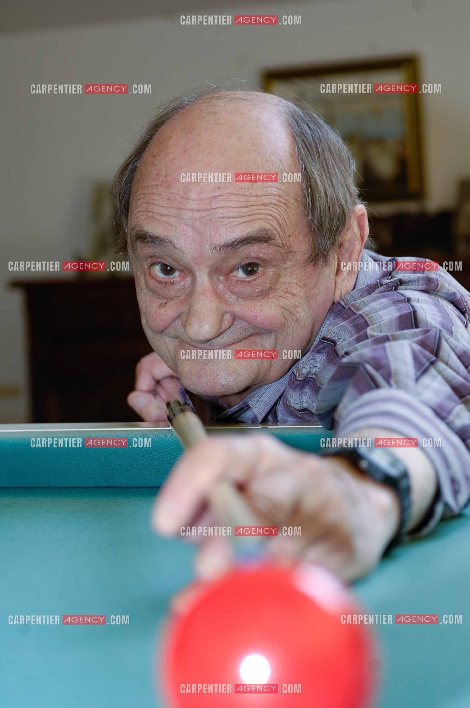 L'acteur et humoriste Simon Berryer dit  Sim chez lui dans sa maison du Var. Une autre passion, le billard.    ( Exclusif )