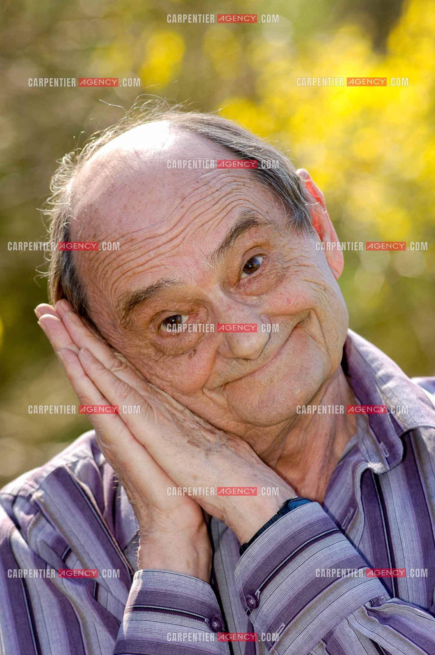 L'acteur et humoriste Simon Berryer dit Sim chez lui dans sa maison du Var.     ( Exclusif )