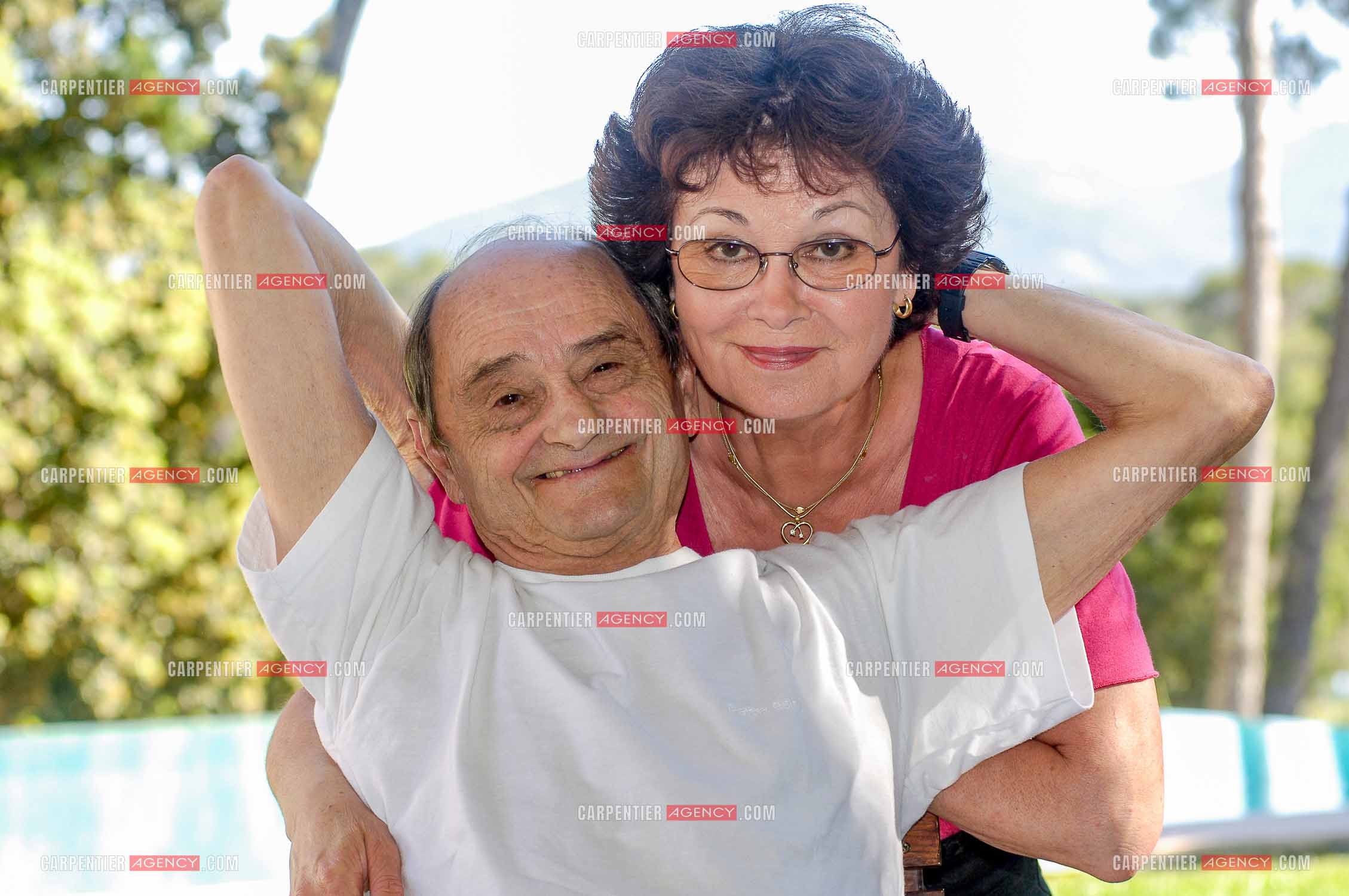 L'acteur et humoriste Simon Berryer dit Sim avec sa femme Marie-Claude chez eux dans leur maison du Var.       ( Exclusif )