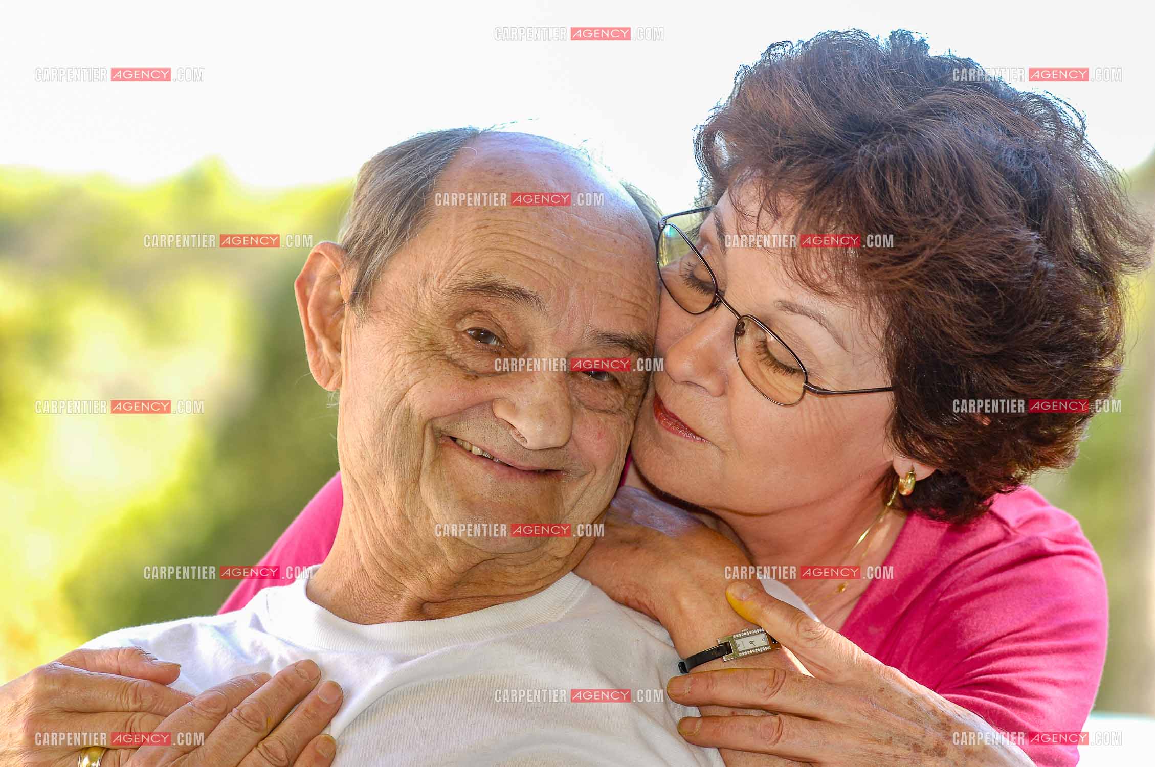 L'acteur et humoriste Simon Berryer dit Sim avec sa femme Marie-Claude chez eux dans leur maison du Var.       ( Exclusif )