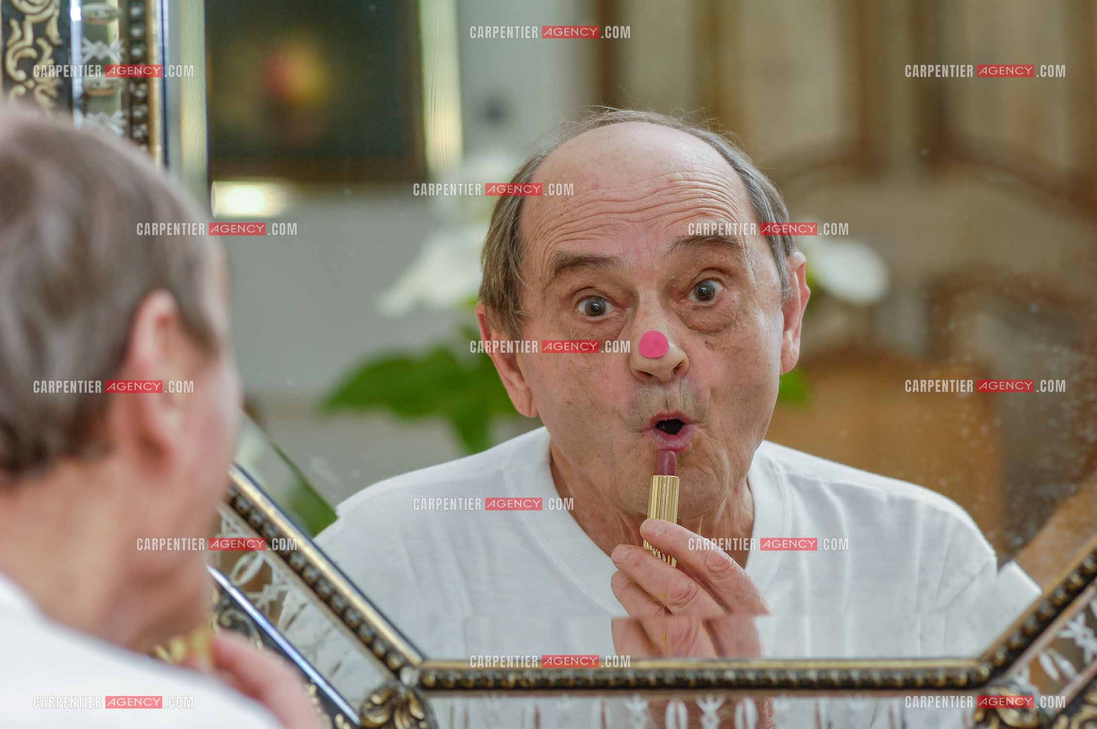 L'acteur et humoriste Simon Berryer dit Sim chez lui dans sa maison du Var. Face au miroir, le clown triste et le clown marrant.                              ( Exclusif )