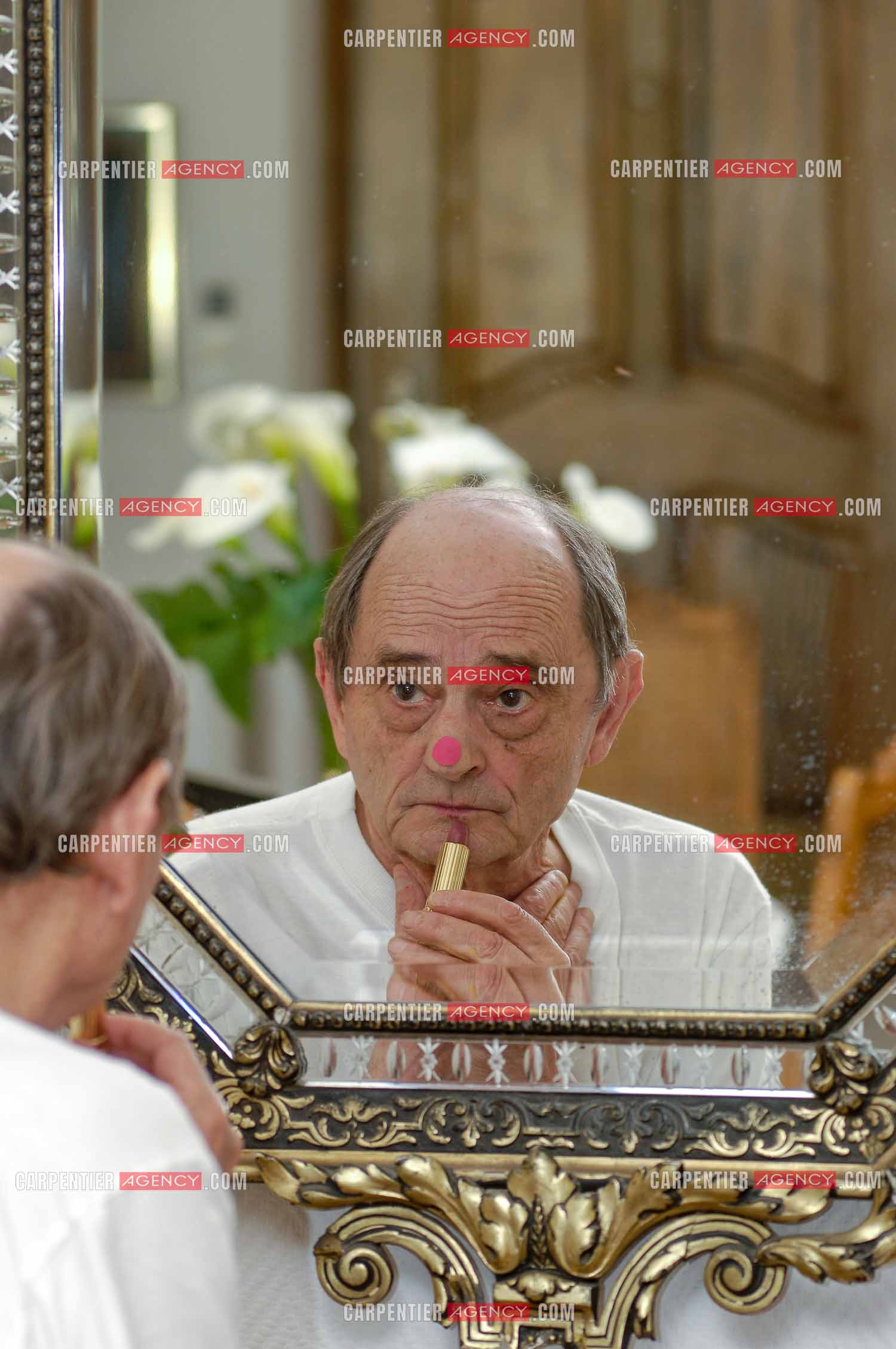 L'acteur et humoriste Simon Berryer dit Sim chez lui dans sa maison du Var. Face au miroir, le clown triste et le clown marrant.                              ( Exclusif )