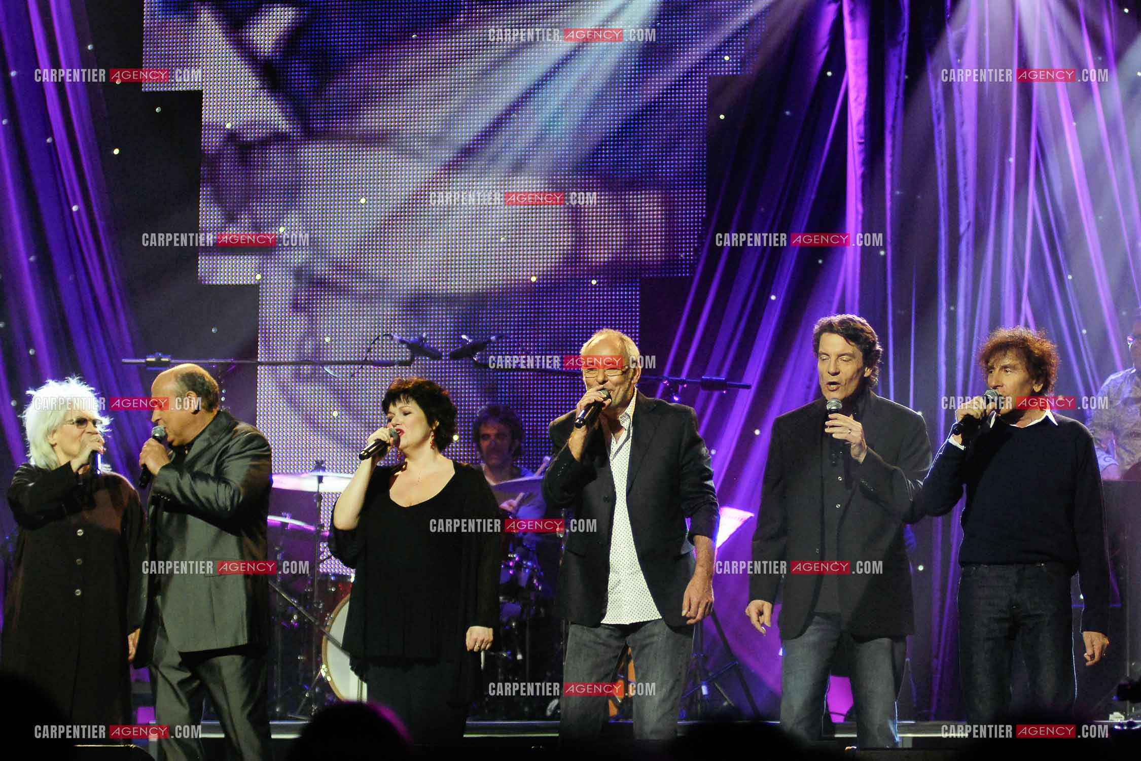 Les chanteurs et chanteuses Catherine Lara, Michel Jonasz, Maurane, Maxime Leforestier, Francis Cabrel et Alain Souchon au Zénith de Paris pour le concert SOL EN SI au profit du SIDA.